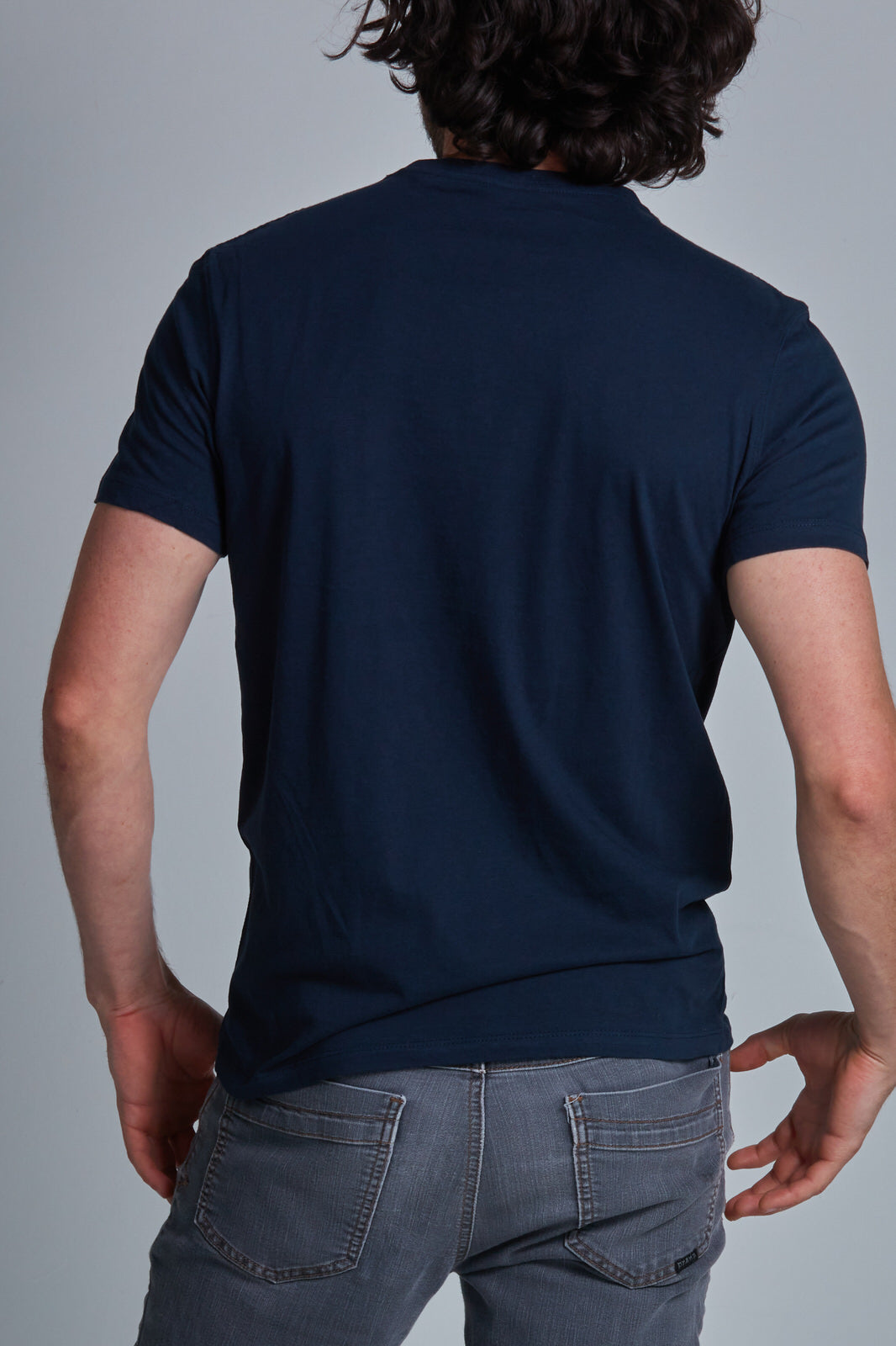 ONNO organic cotton t-shirt in Lapis Unpatched, Nic is 5'11" and wearing size M.