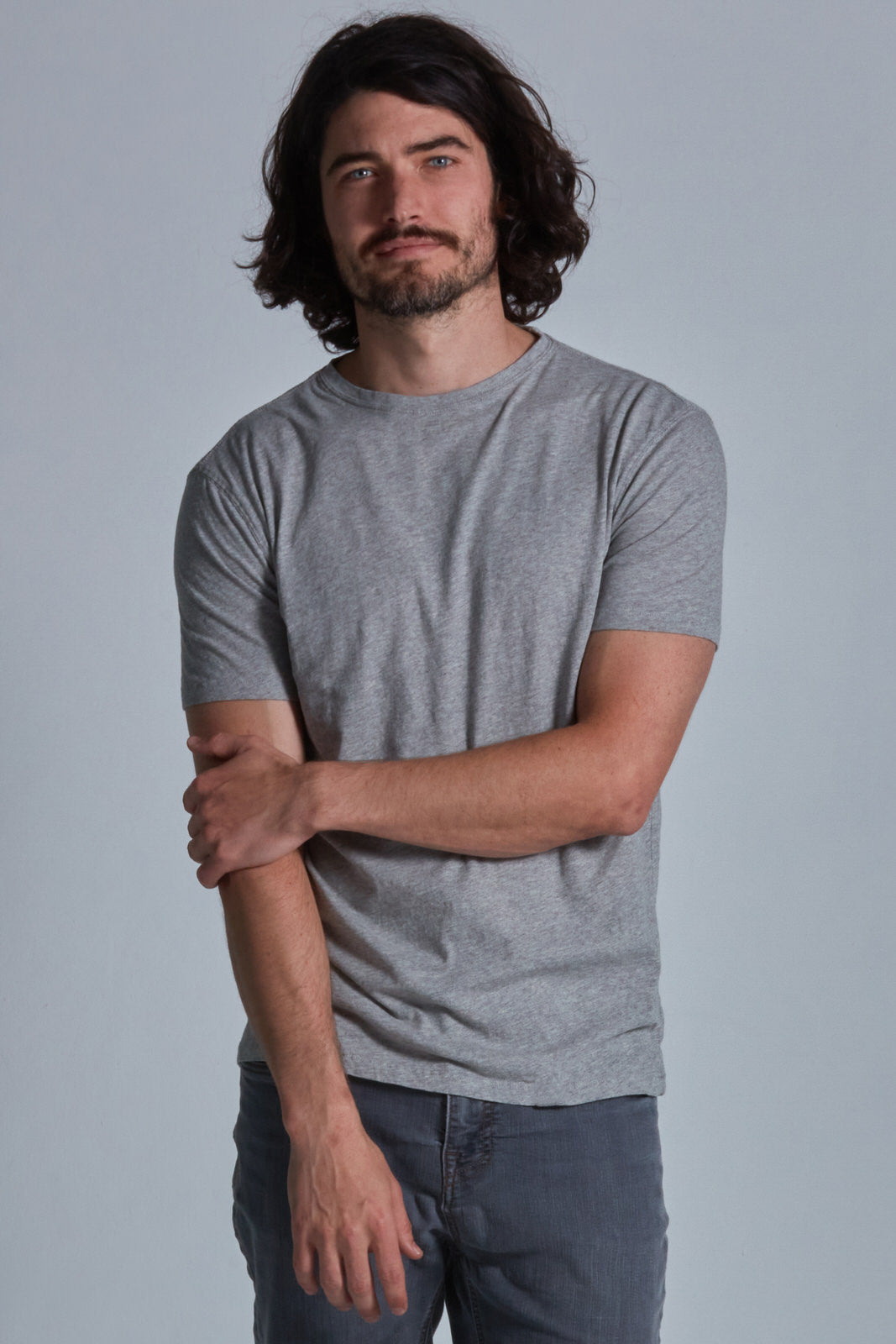 ONNO organic cotton t-shirt in Heathered Granite Unpatched, Nic is 5'11" and wearing size M.