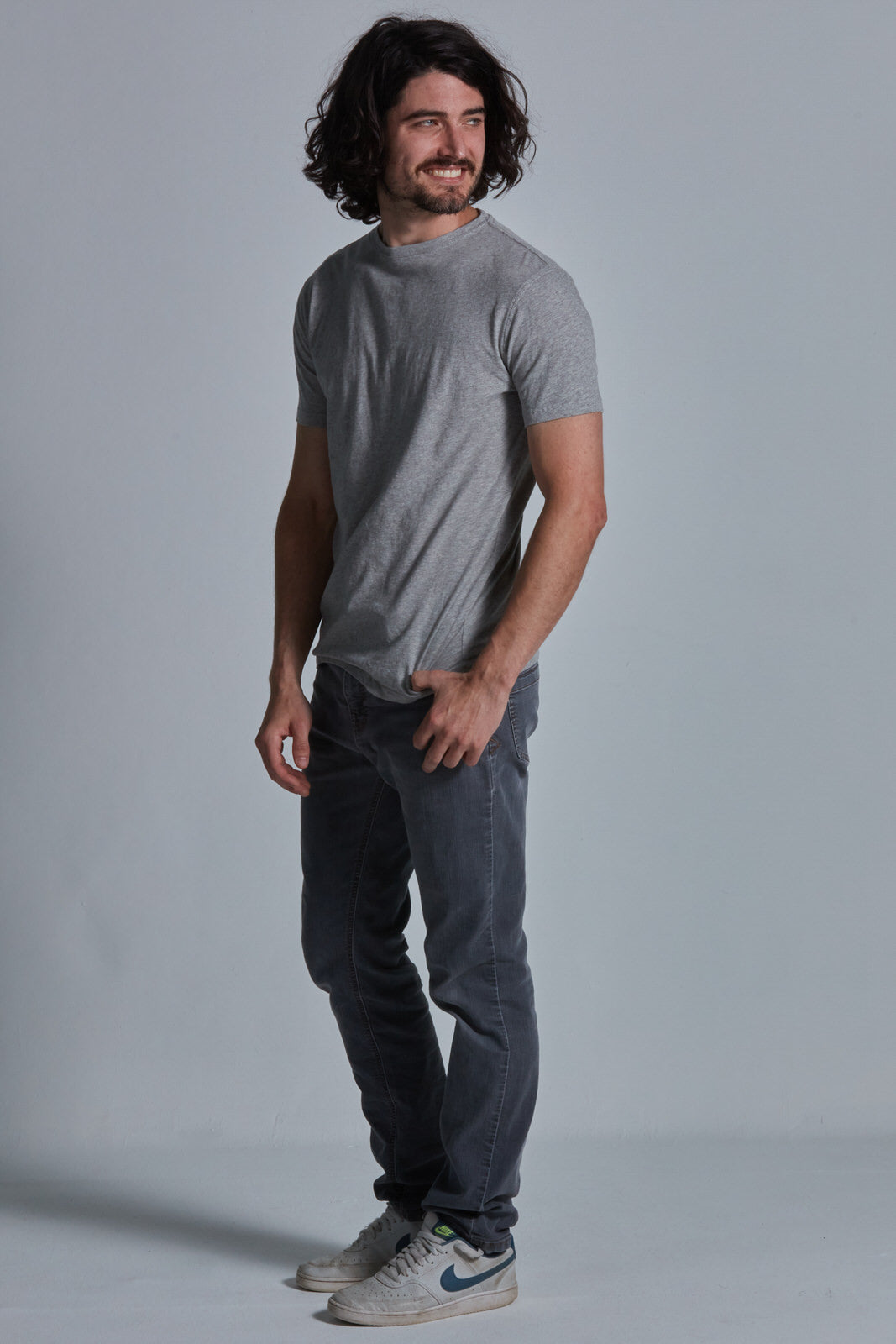 ONNO organic cotton t-shirt in Heathered Granite Unpatched, Nic is 5'11" and wearing size M.