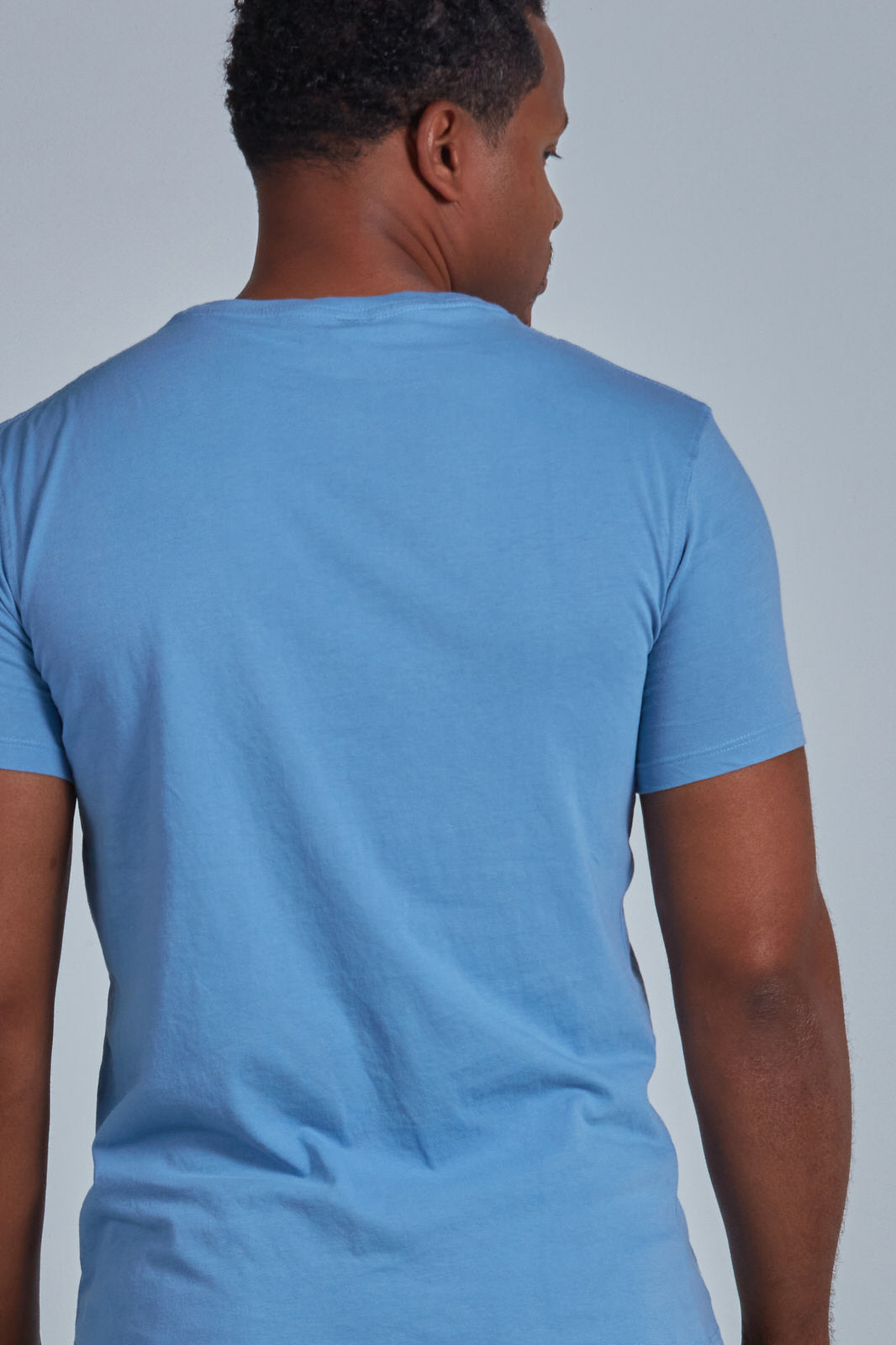 ONNO organic cotton t-shirt in Azure Blue Unpatched, Golden is 6'0" and wearing size L.