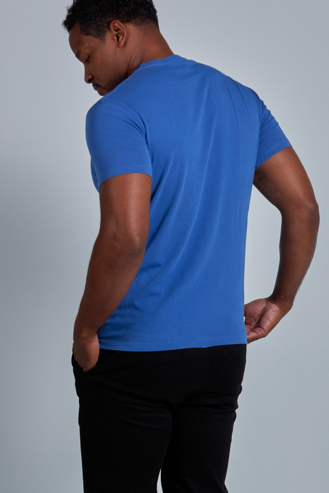 ONNO organic cotton t-shirt in Blue Ink Unpatched, Golden is 6'0" and wearing size L.
