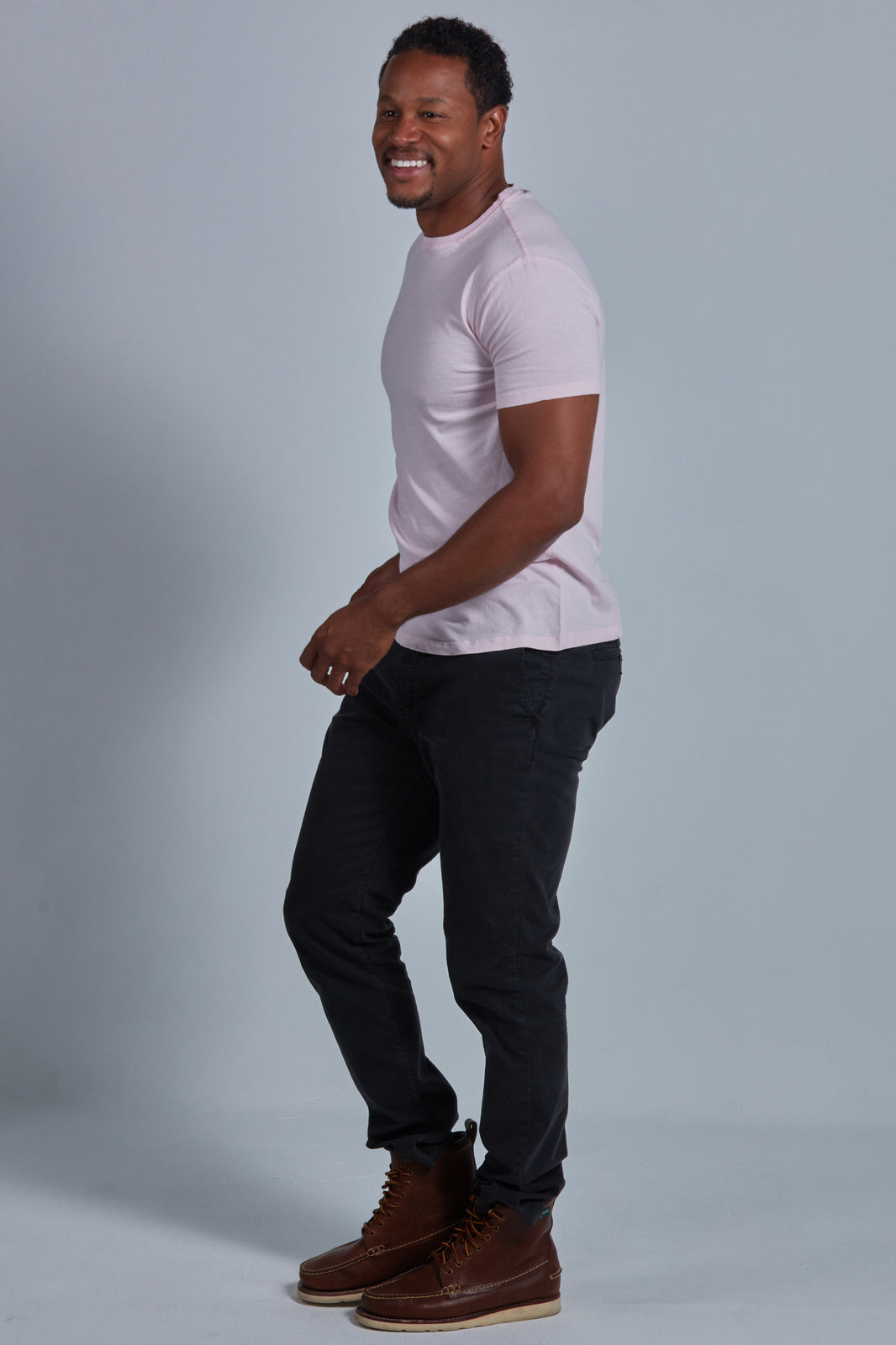 ONNO organic cotton t-shirt in Pink Unpatched, Golden is 6'0" and wearing size L.