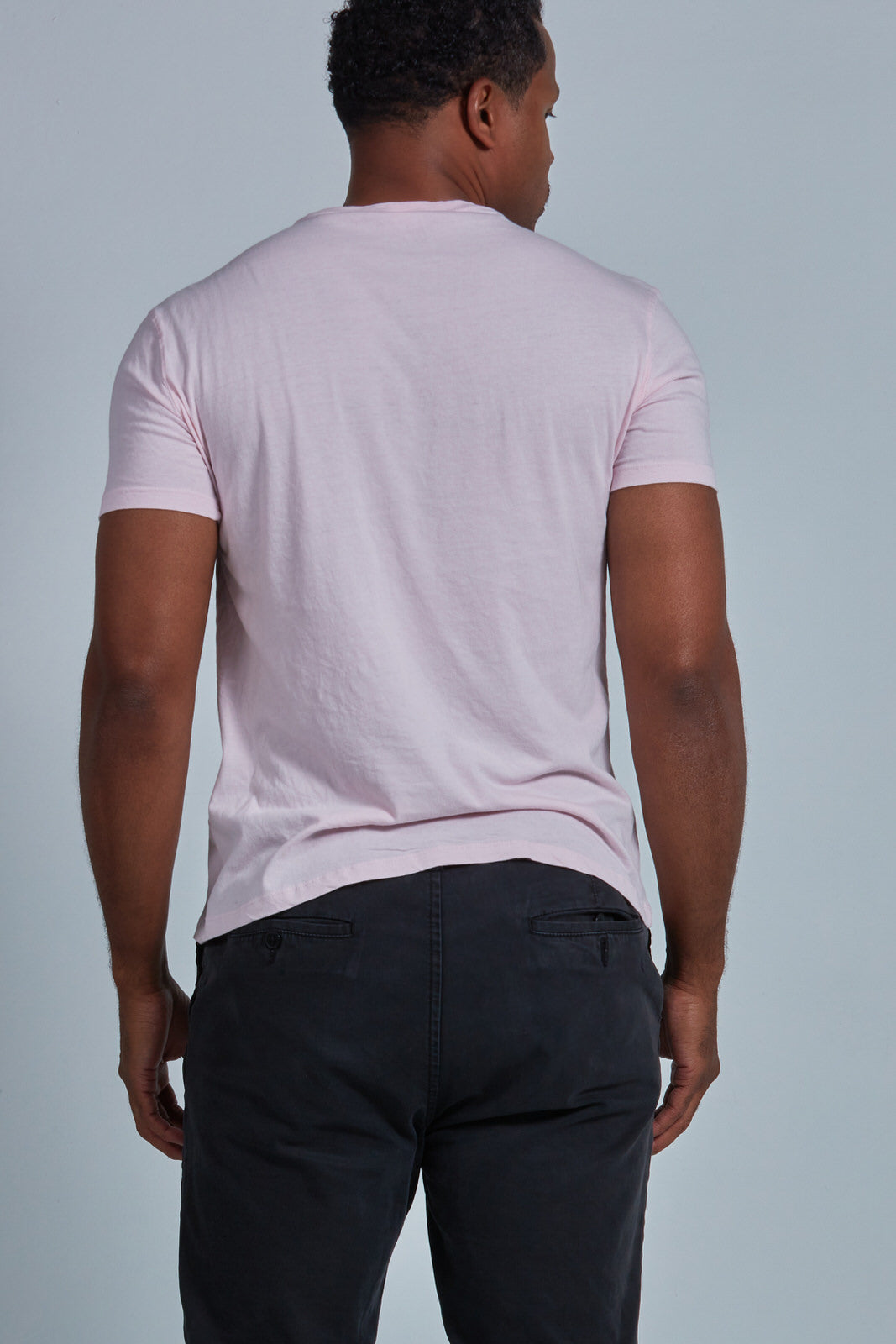ONNO organic cotton t-shirt in Pink Unpatched, Golden is 6'0" and wearing size L.