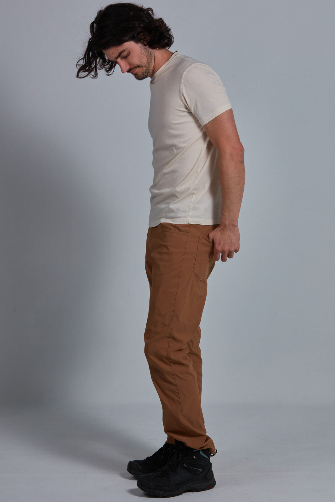 ONNO organic cotton t-shirt in Natural Unpatched, Nic is 5'11" and wearing size M.