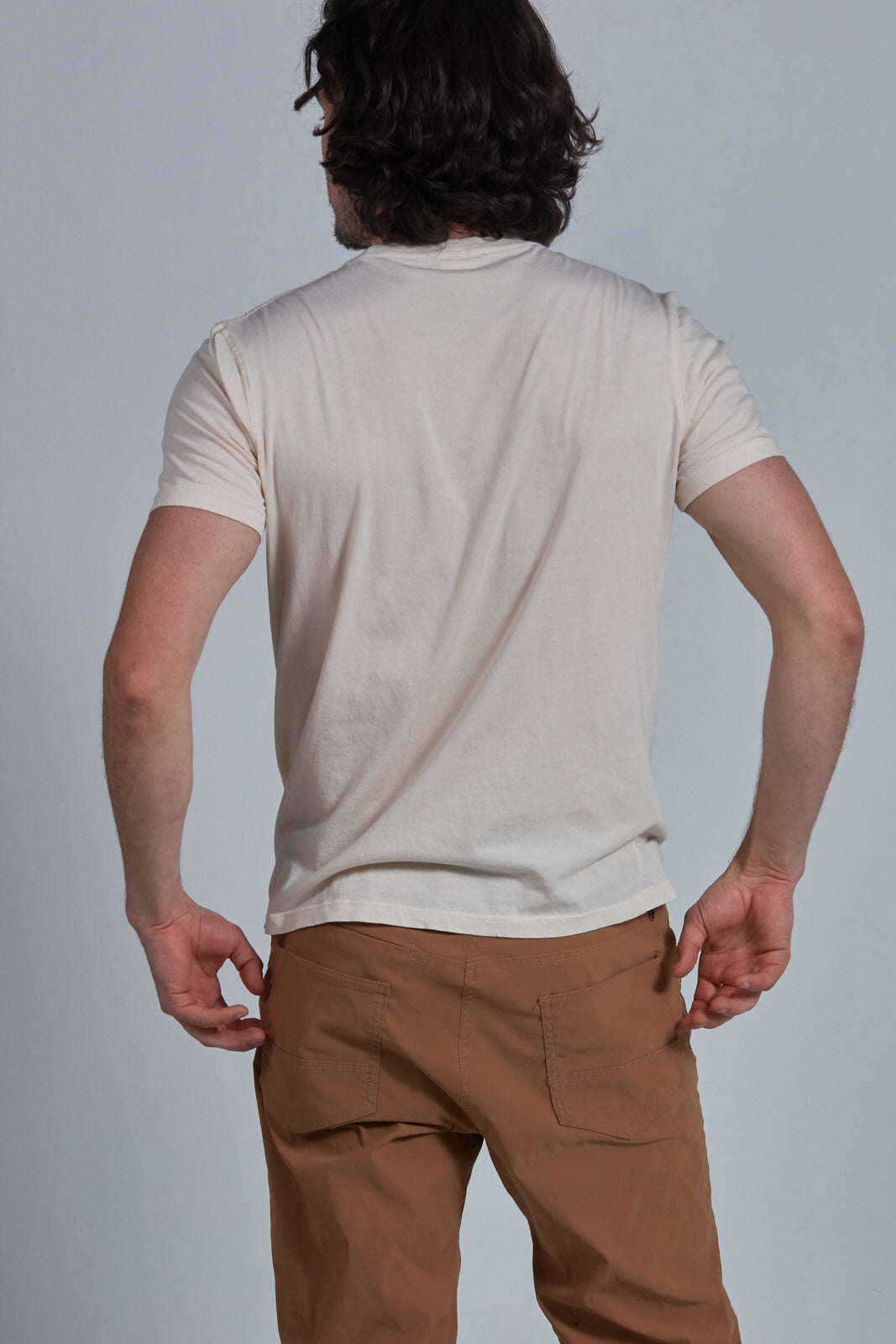 ONNO organic cotton t-shirt in Natural Unpatched, Nic is 5'11" and wearing size M.
