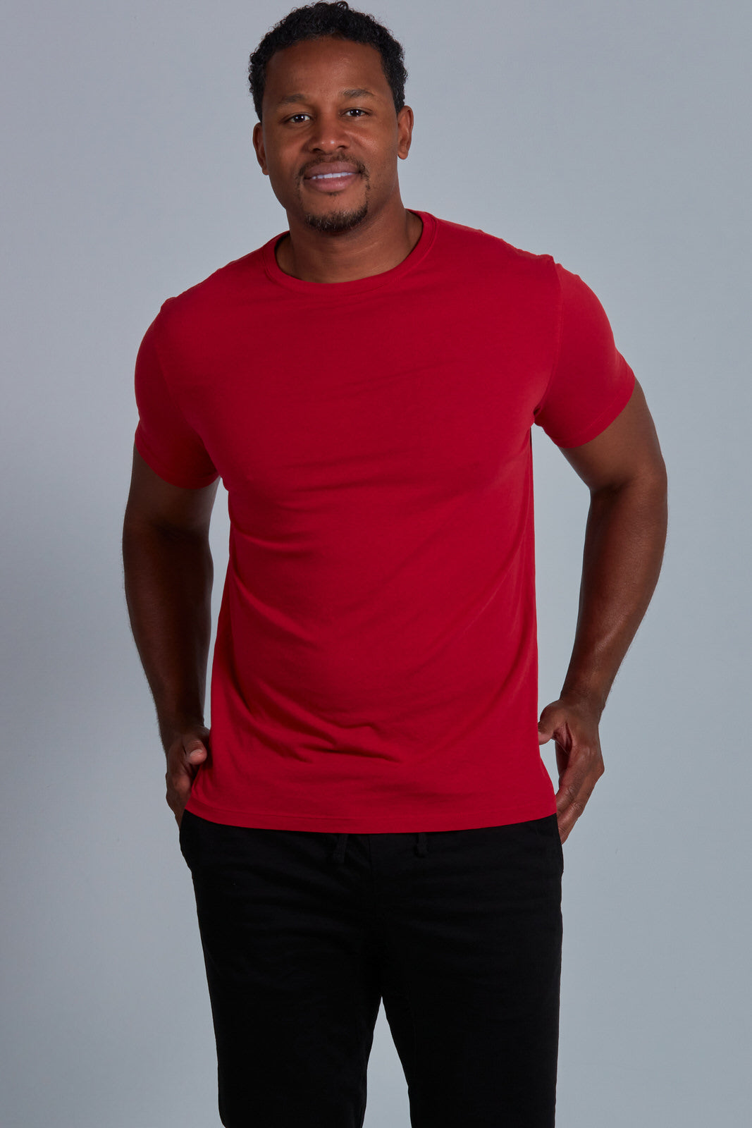 ONNO organic cotton t-shirt in Earth Red Unpatched, Golden is 6'0" and wearing size L