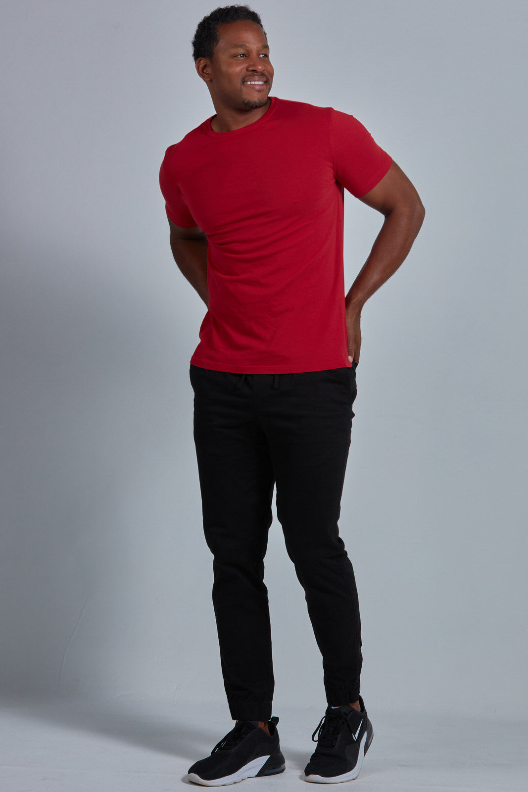ONNO organic cotton t-shirt in Earth Red Unpatched, Golden is 6'0" and wearing size L