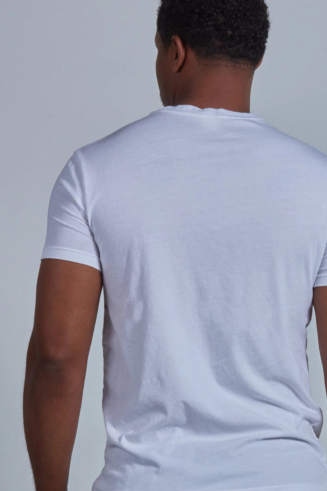 ONNO organic cotton t-shirt in White, Golden is 6'0" and wearing size L.