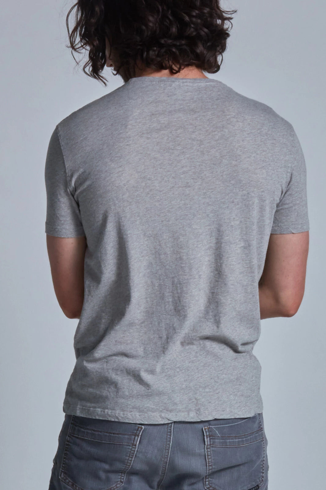 ONNO organic cotton t-shirt in Heathered Granite, Nic is 5'11" and wearing size M.