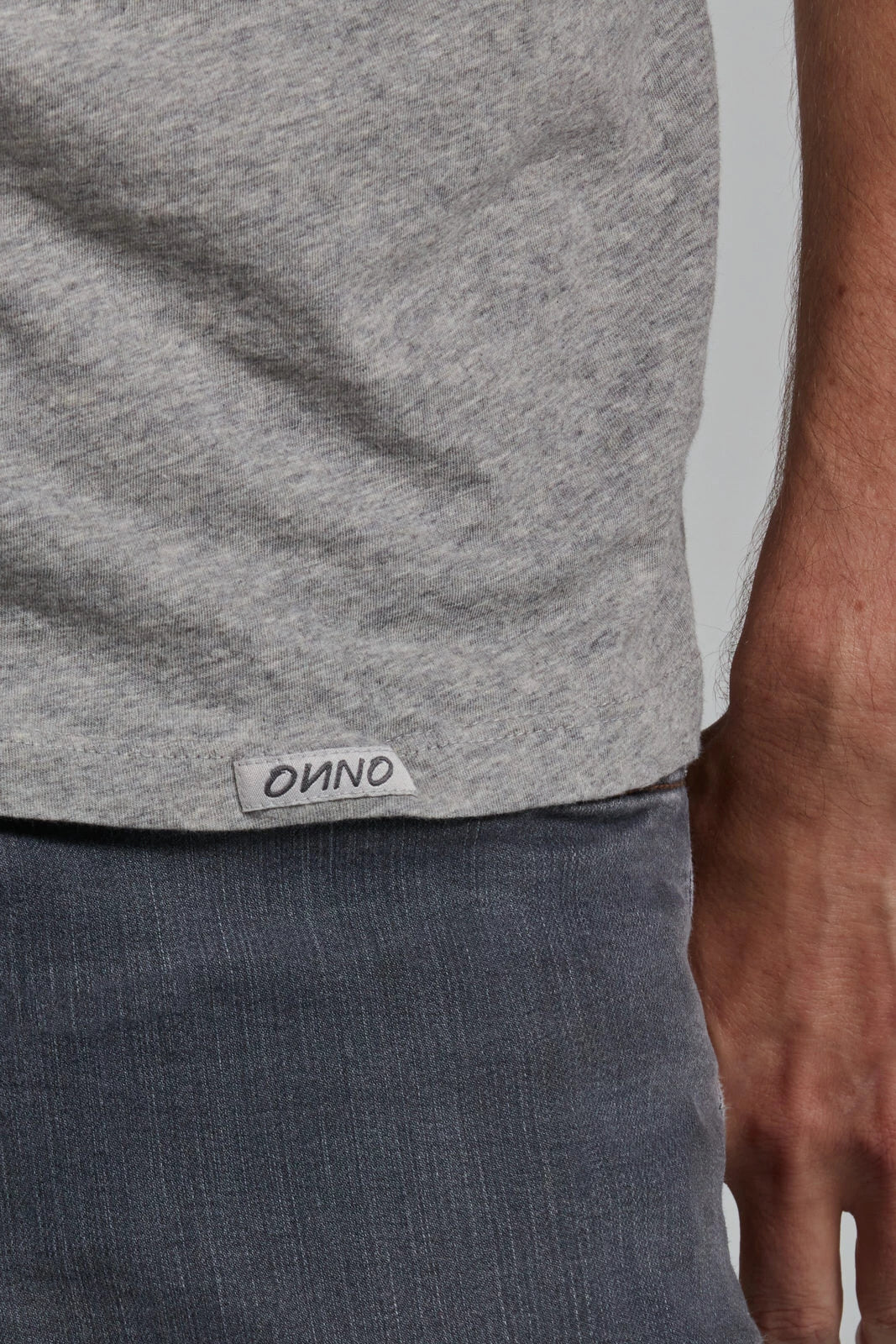 ONNO organic cotton t-shirt in Heathered Granite, Nic is 5'11" and wearing size M.