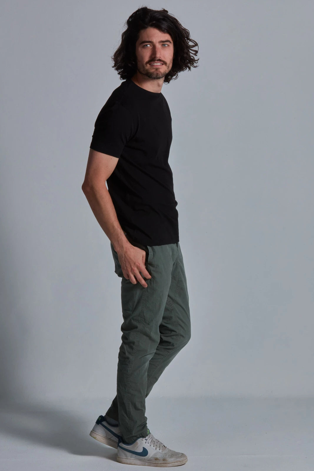 ONNO organic cotton t-shirt in Black, Nic is 5'11" and wearing size M.