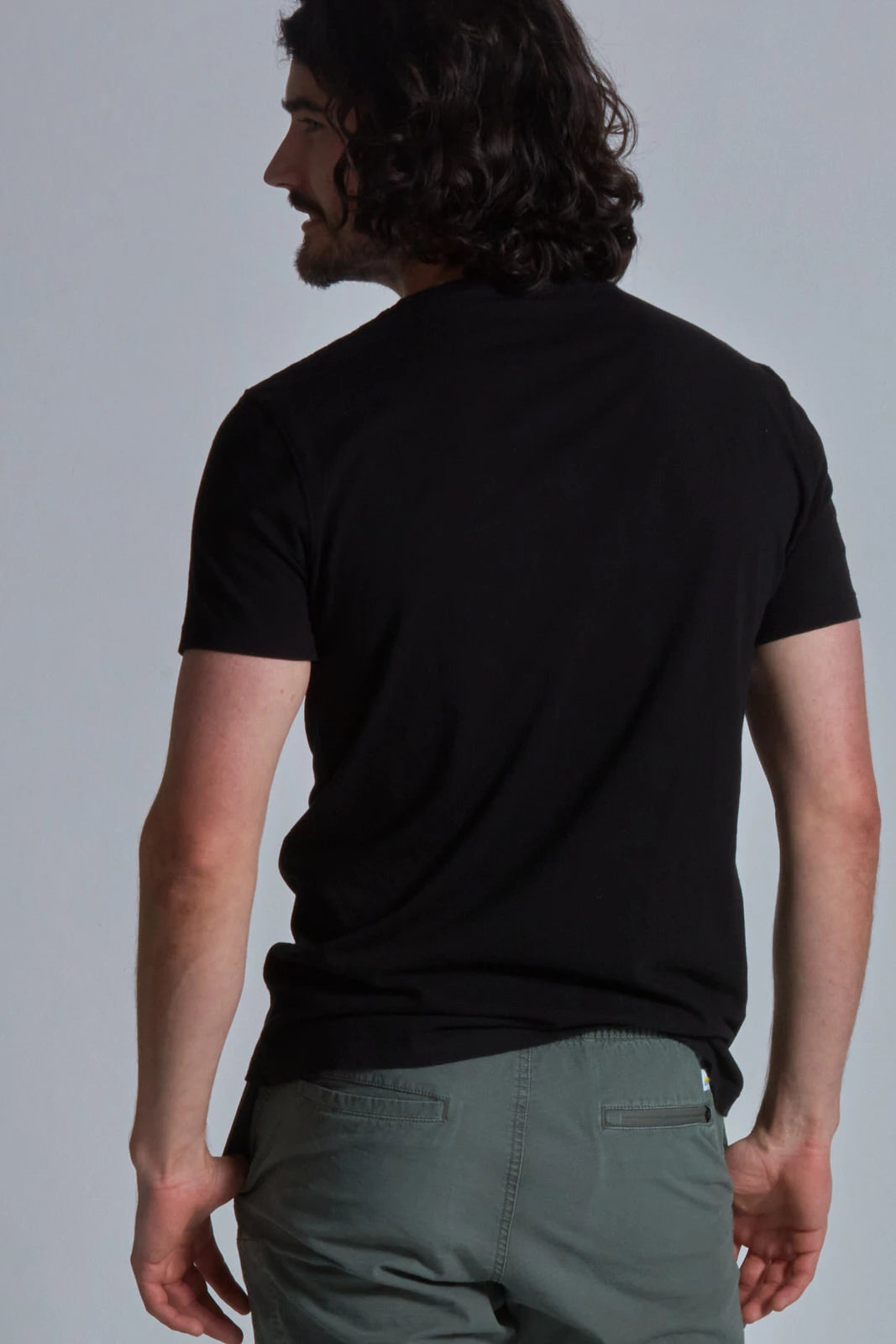 ONNO organic cotton t-shirt in Black, Nic is 5'11" and wearing size M.