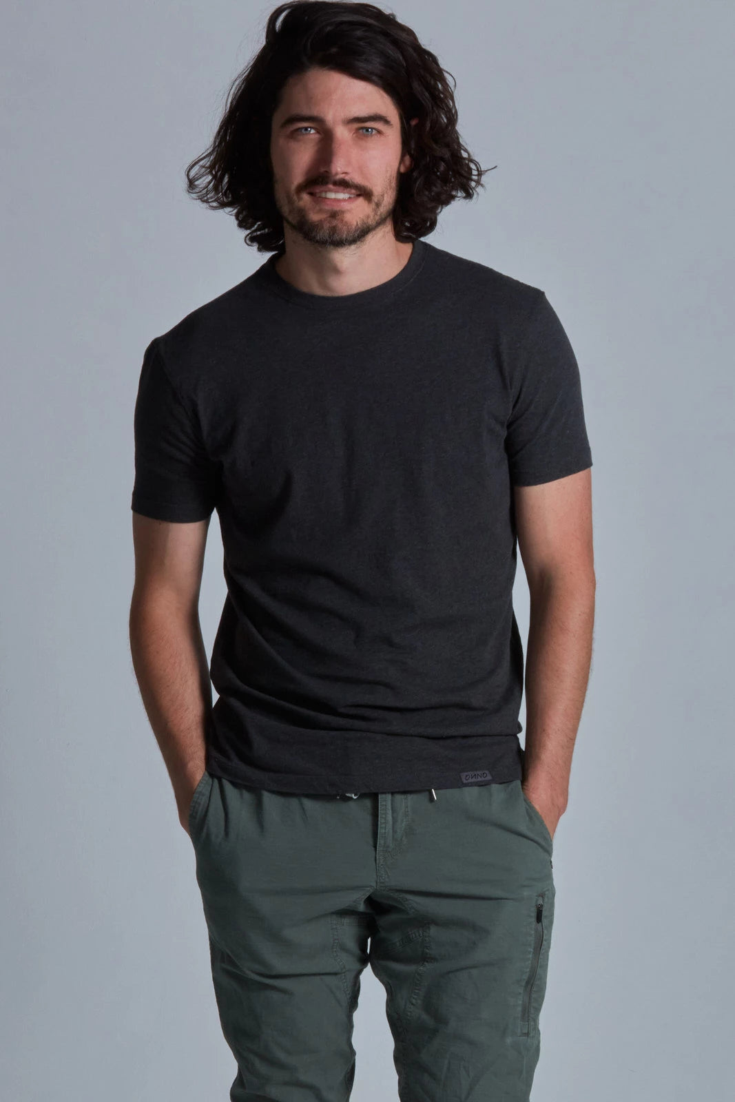 ONNO organic cotton t-shirt in Heathered Basalt, Nic is 5'11" and wearing size M.