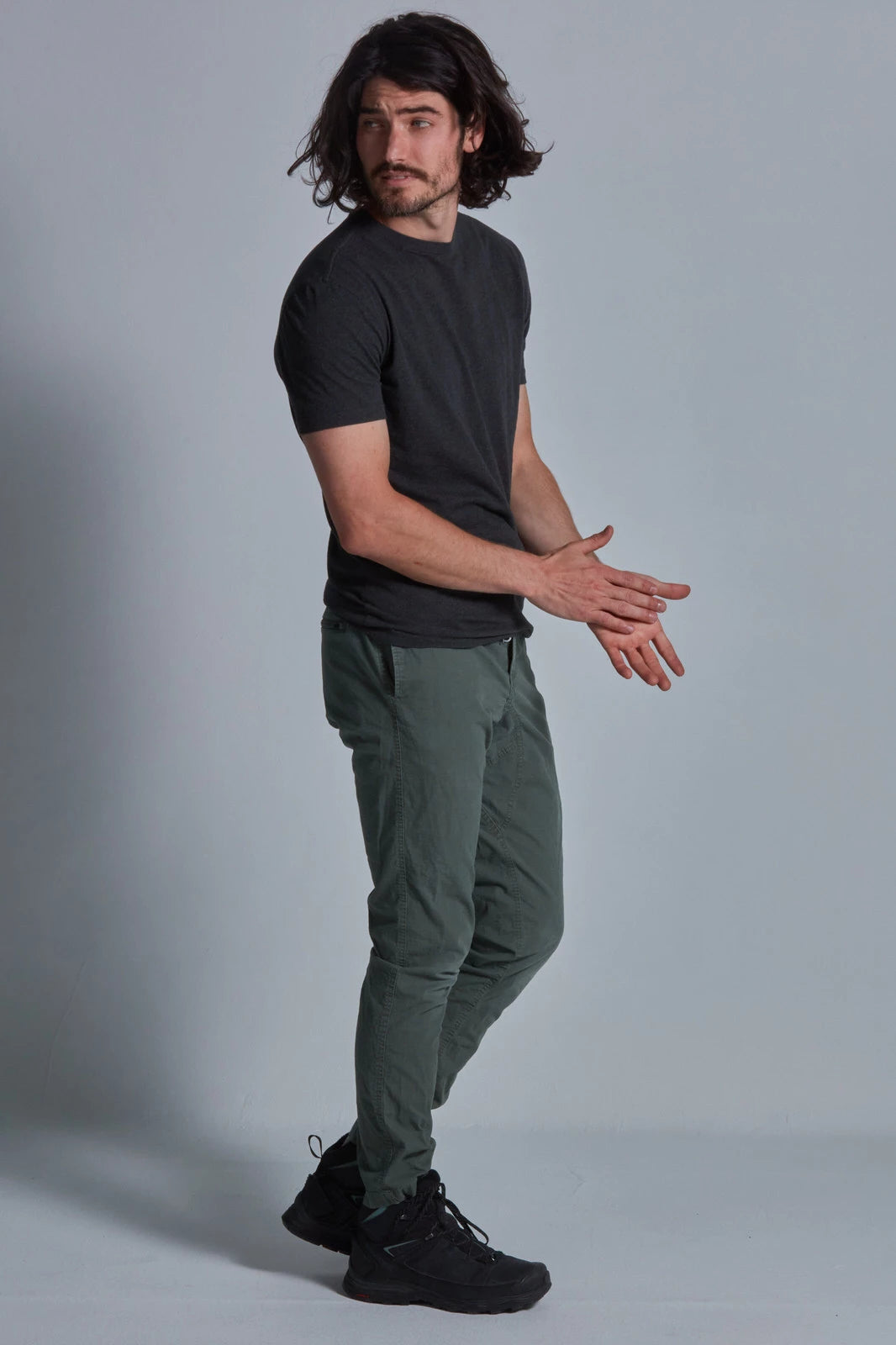 ONNO organic cotton t-shirt in Heathered Basalt, Nic is 5'11" and wearing size M.
