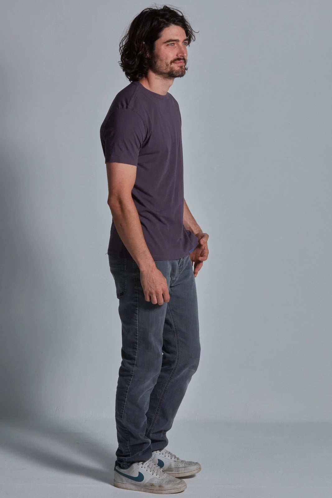 ONNO organic cotton t-shirt in Dirty Purple, Nic is 5'11" and wearing size M.