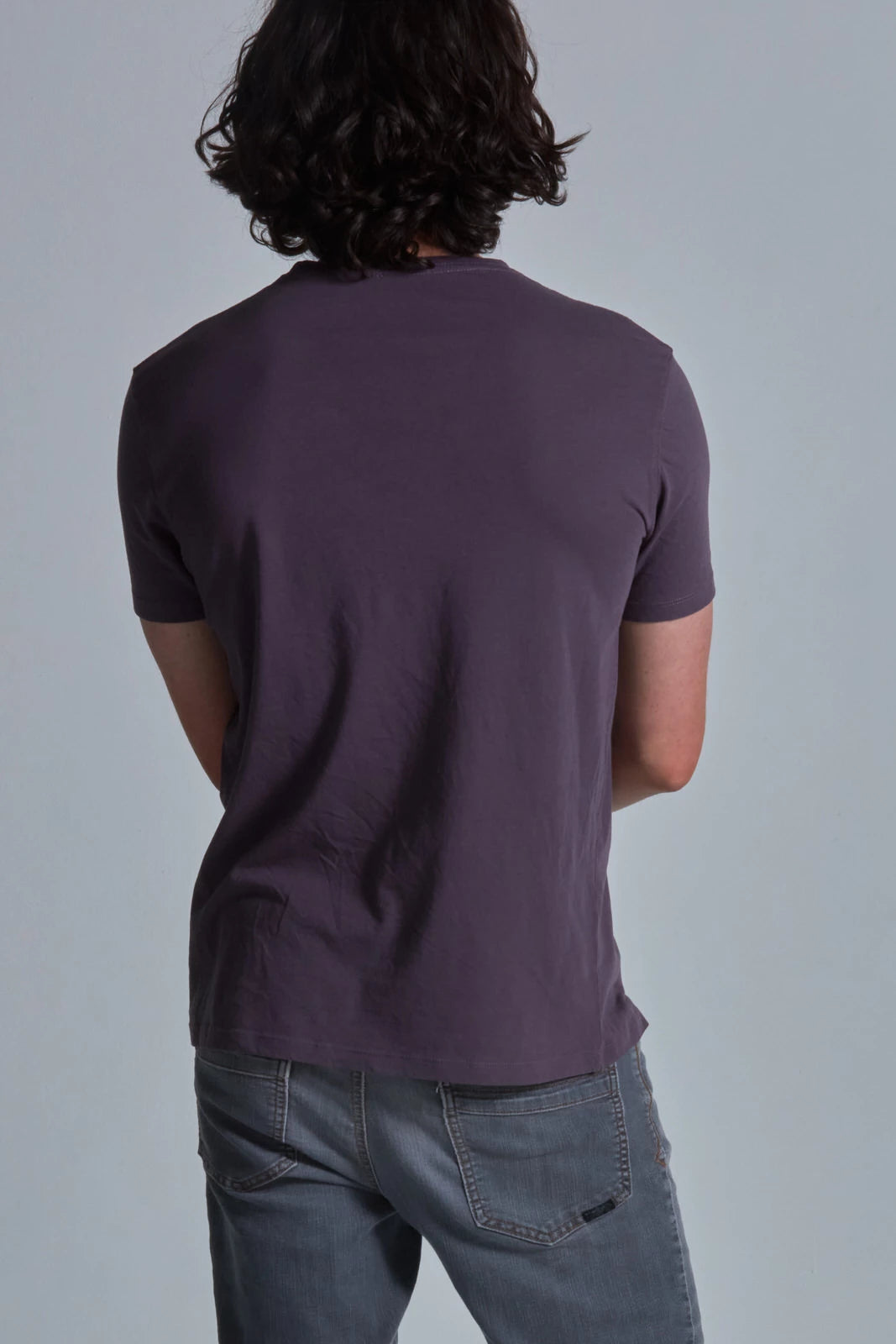 ONNO organic cotton t-shirt in Dirty Purple, Nic is 5'11" and wearing size M.