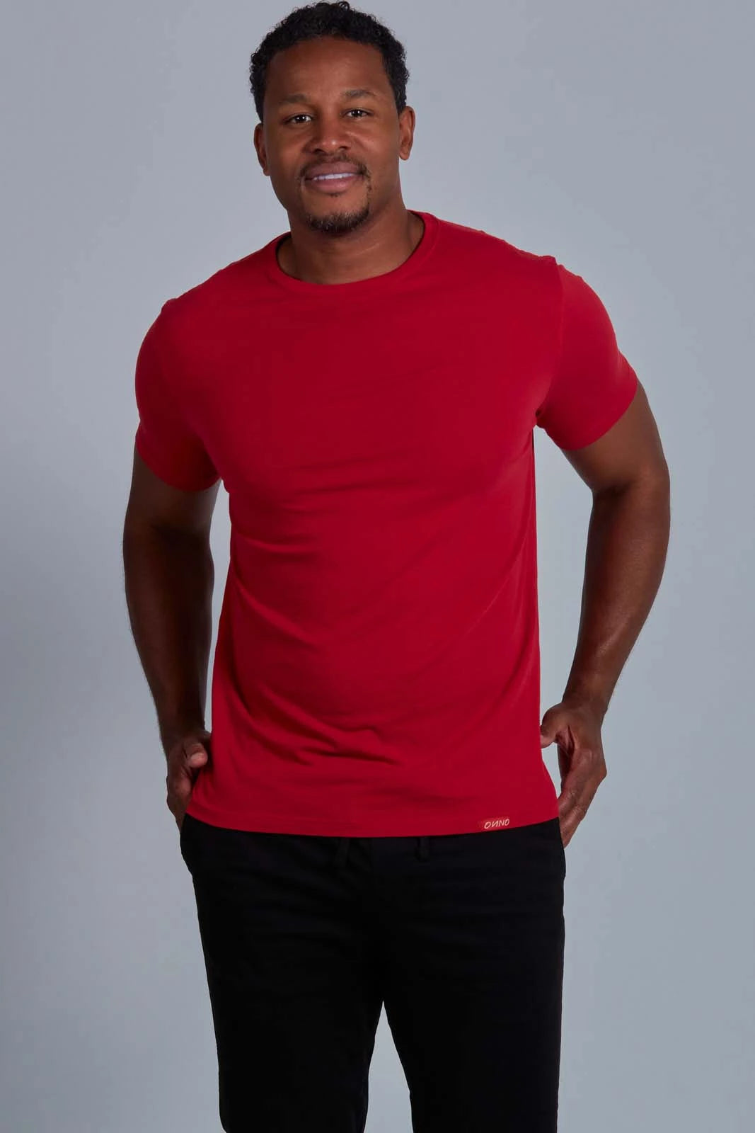 ONNO organic cotton t-shirt in Earth Red, Golden is 6'0" and wearing size L.