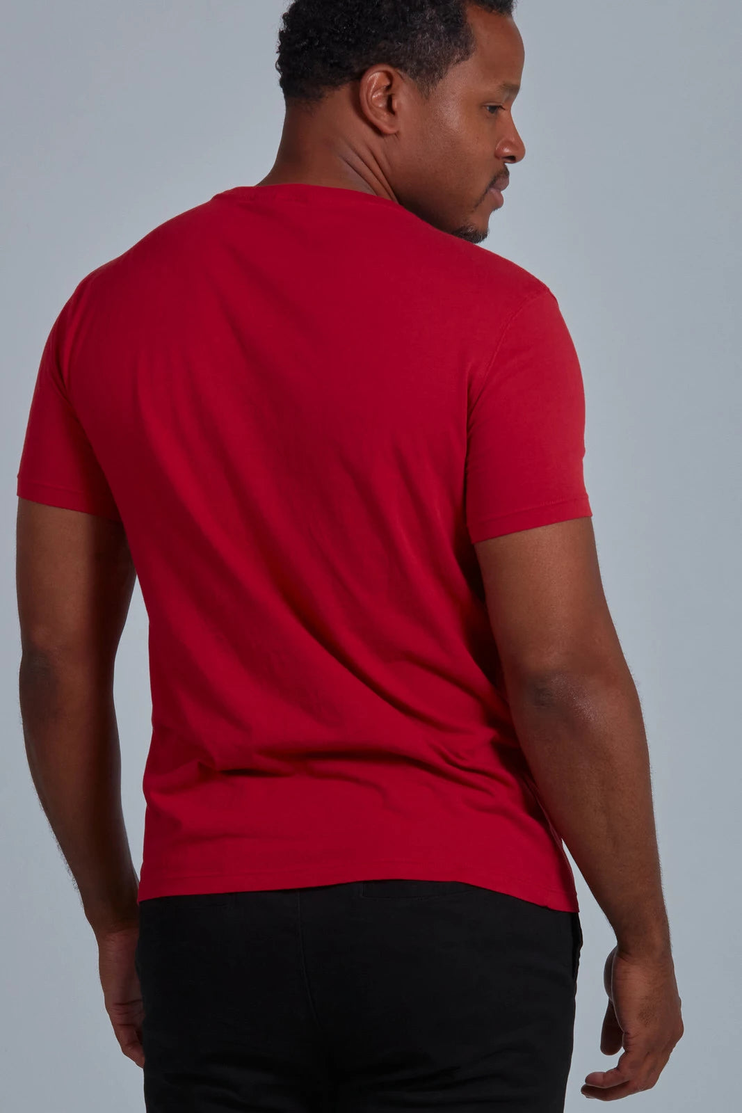 ONNO organic cotton t-shirt in Earth Red, Golden is 6'0" and wearing size L.