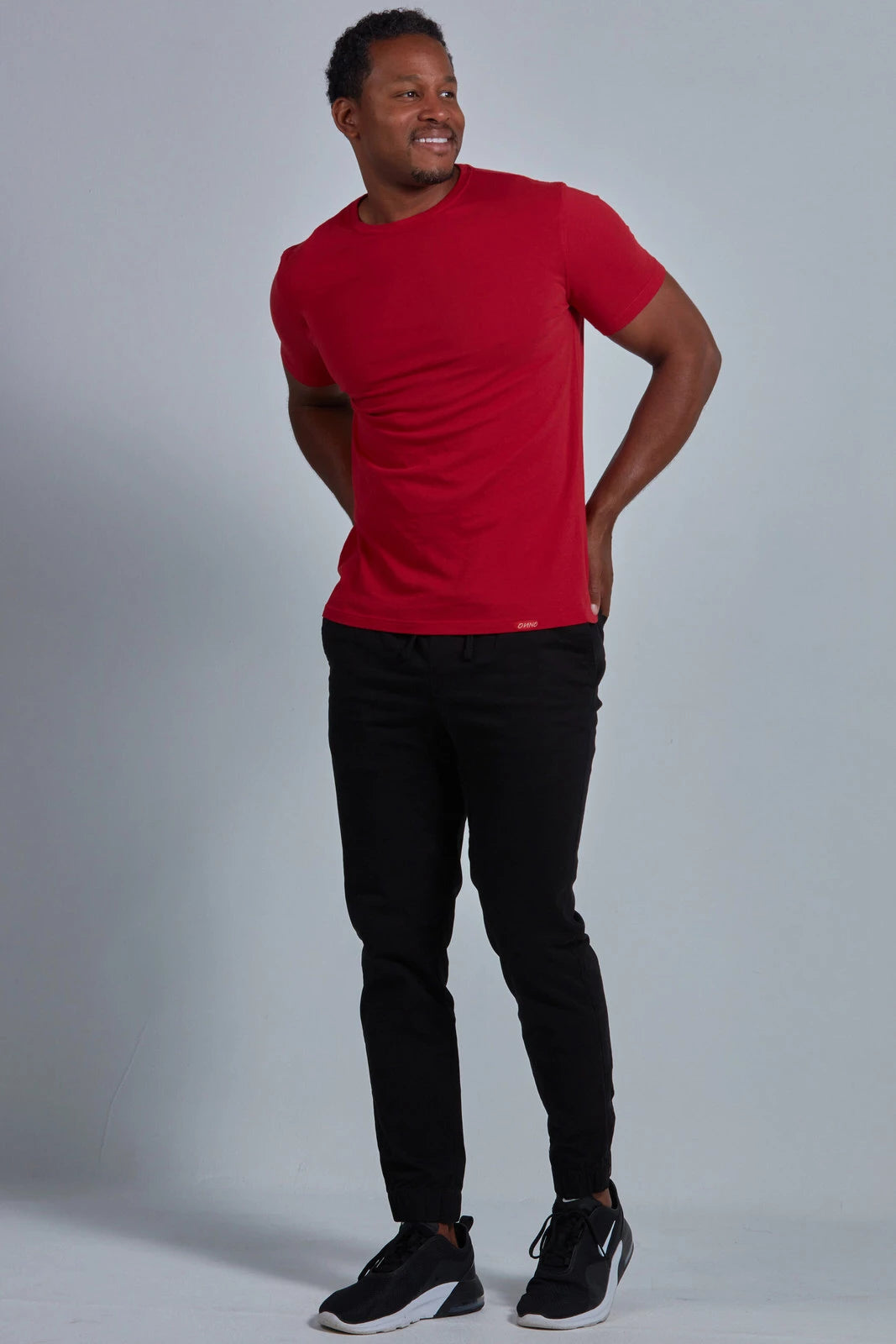 ONNO organic cotton t-shirt in Earth Red, Golden is 6'0" and wearing size L.