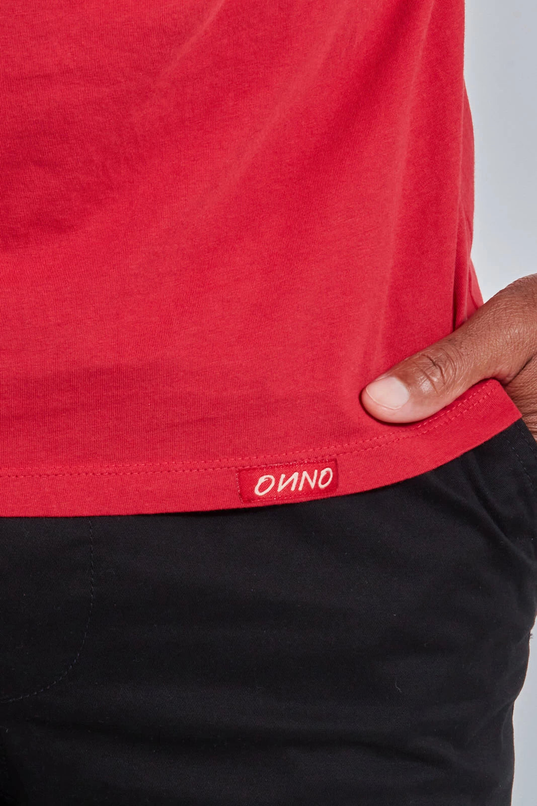 ONNO organic cotton t-shirt in Earth Red, Golden is 6'0" and wearing size L.
