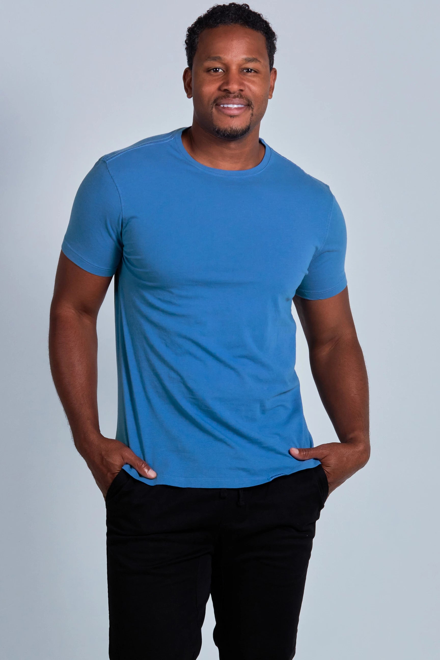 ONNO organic cotton t-shirt in Sea Blue, Golden is 6'0" and wearing size L.
