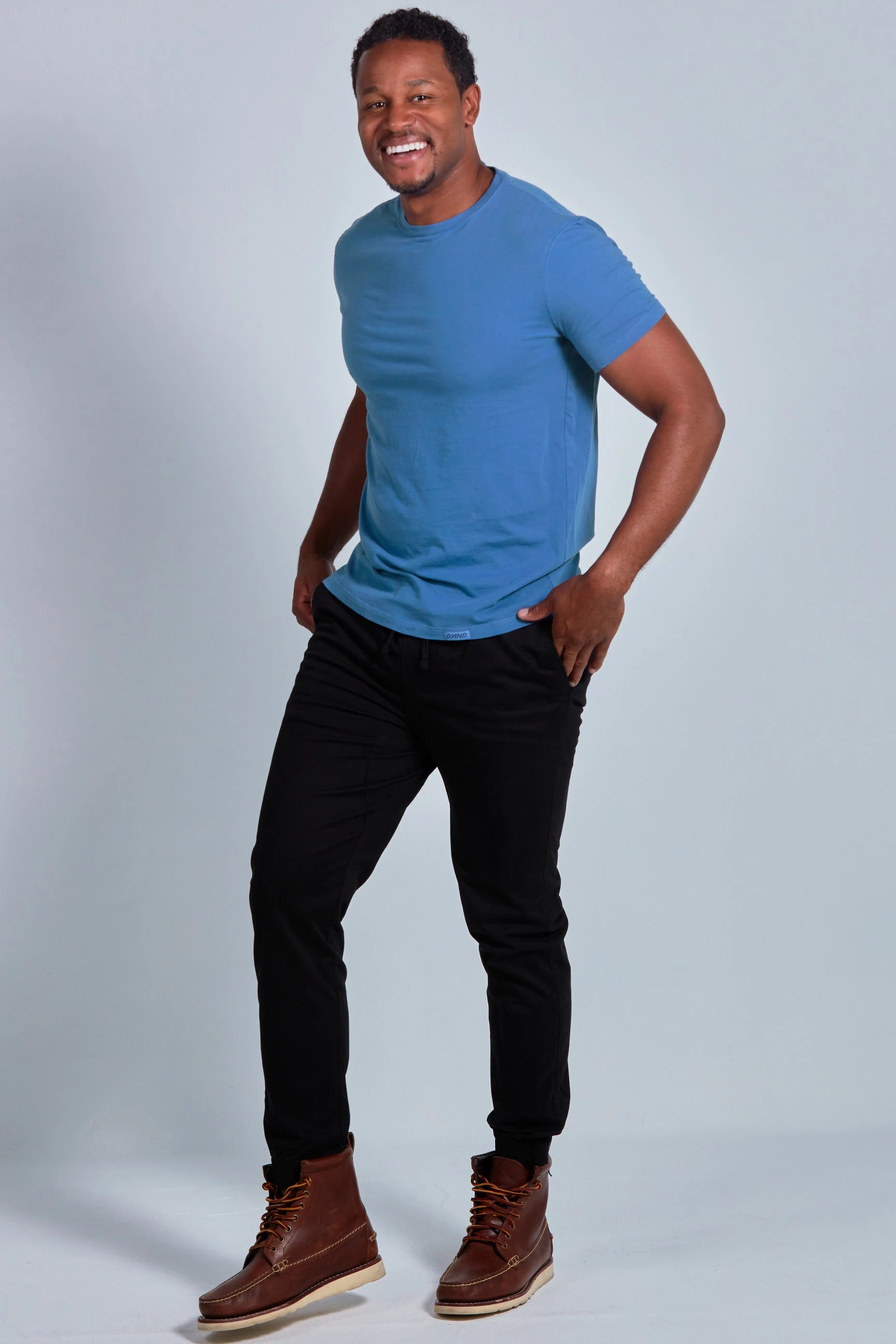 ONNO organic cotton t-shirt in Sea Blue, Golden is 6'0" and wearing size L.