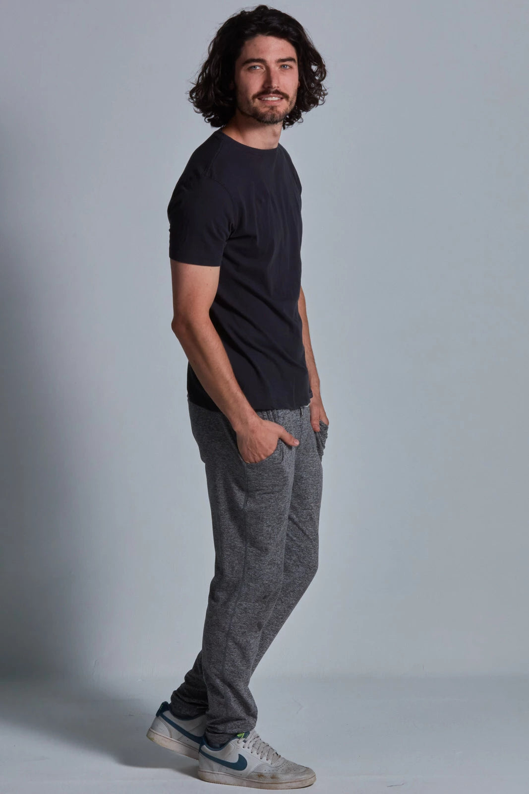 ONNO organic cotton t-shirt in Charcoal Blue, Nic is 5'11" and wearing size M.