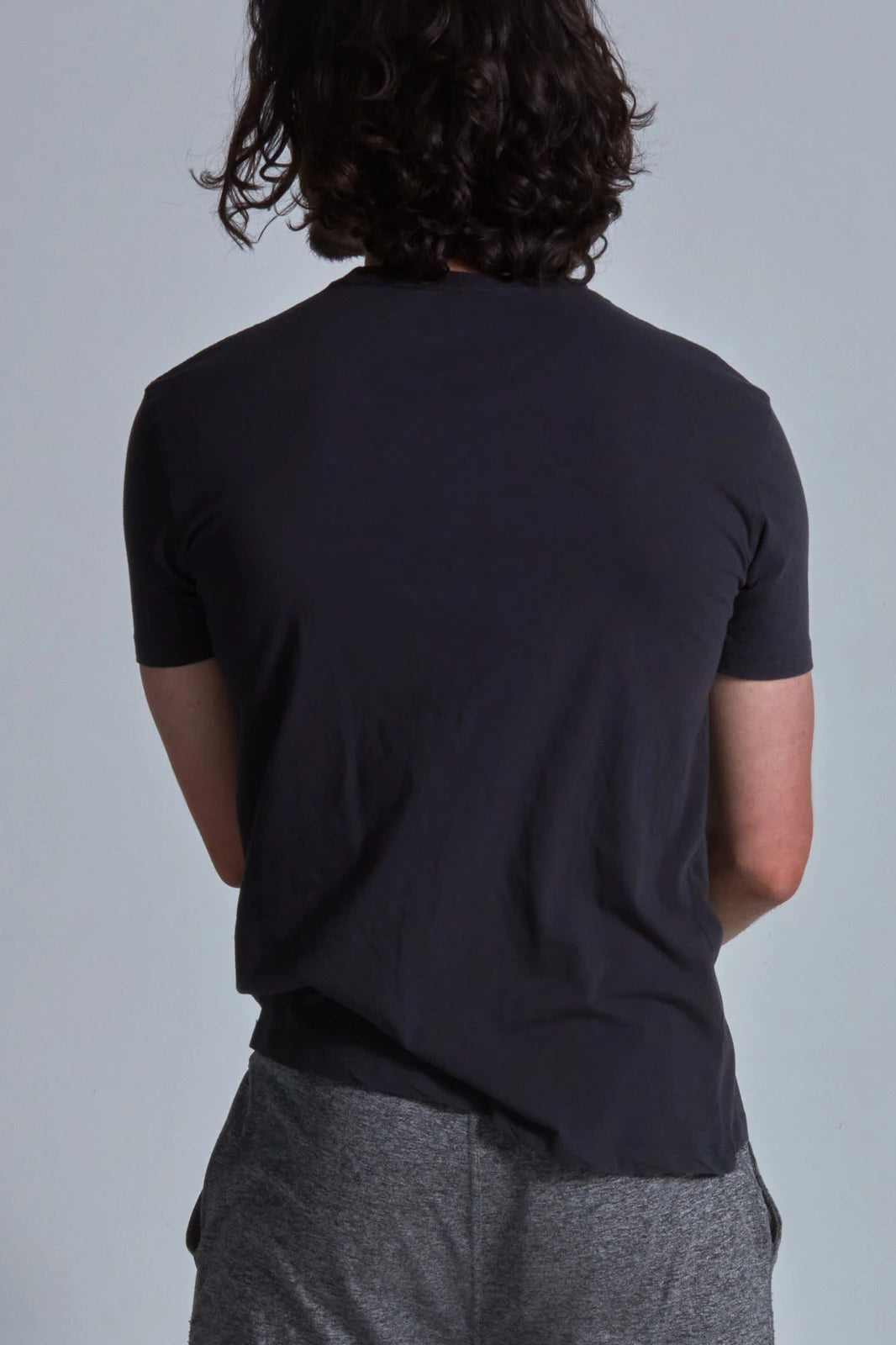 ONNO organic cotton t-shirt in Charcoal Blue, Nic is 5'11" and wearing size M.