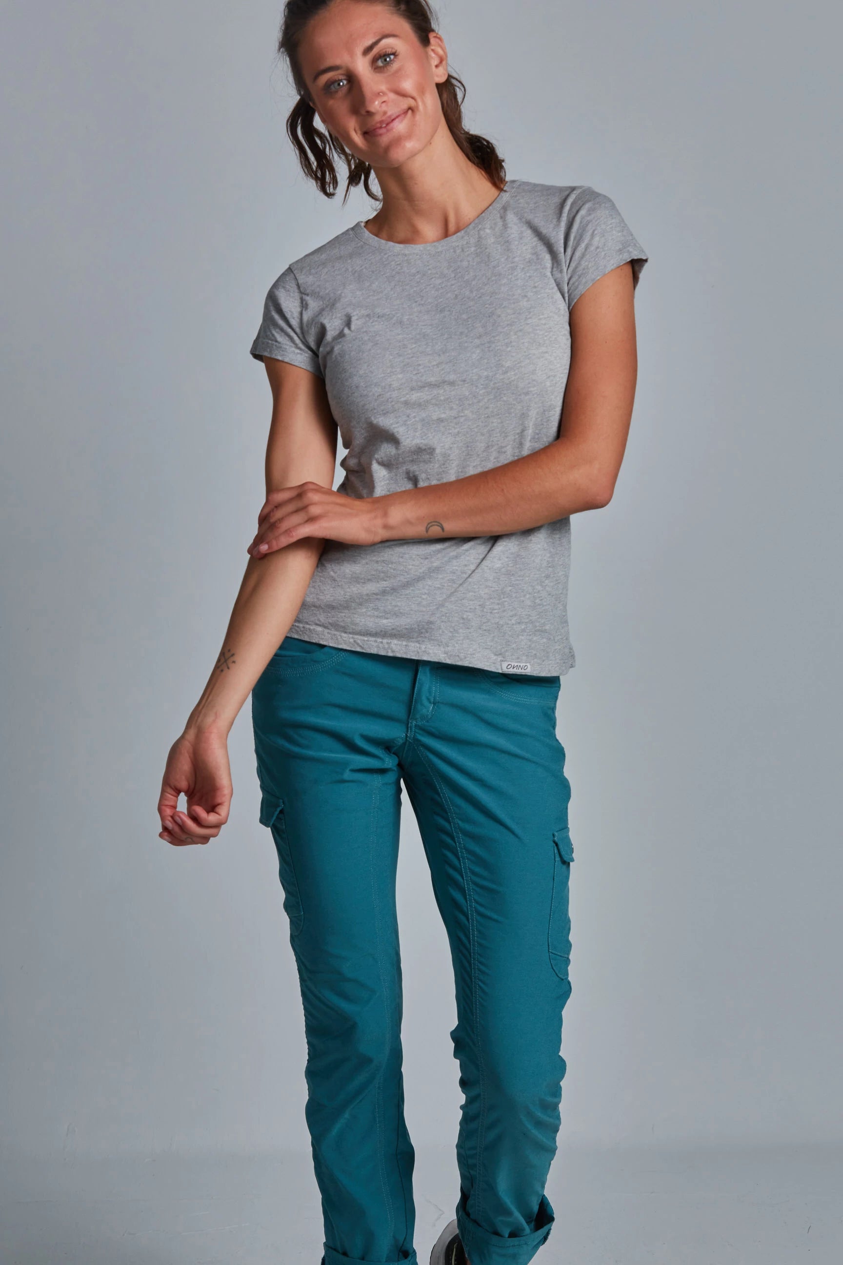 ONNO organic cotton t-shirt in Heathered Granite, Christina is 5'9" and wearing size S.