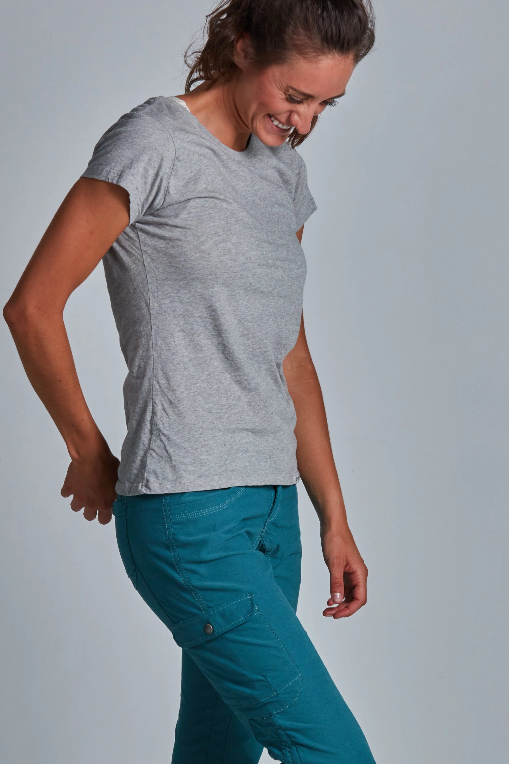 ONNO organic cotton t-shirt in Heathered Granite, Christina is 5'9" and wearing size S.