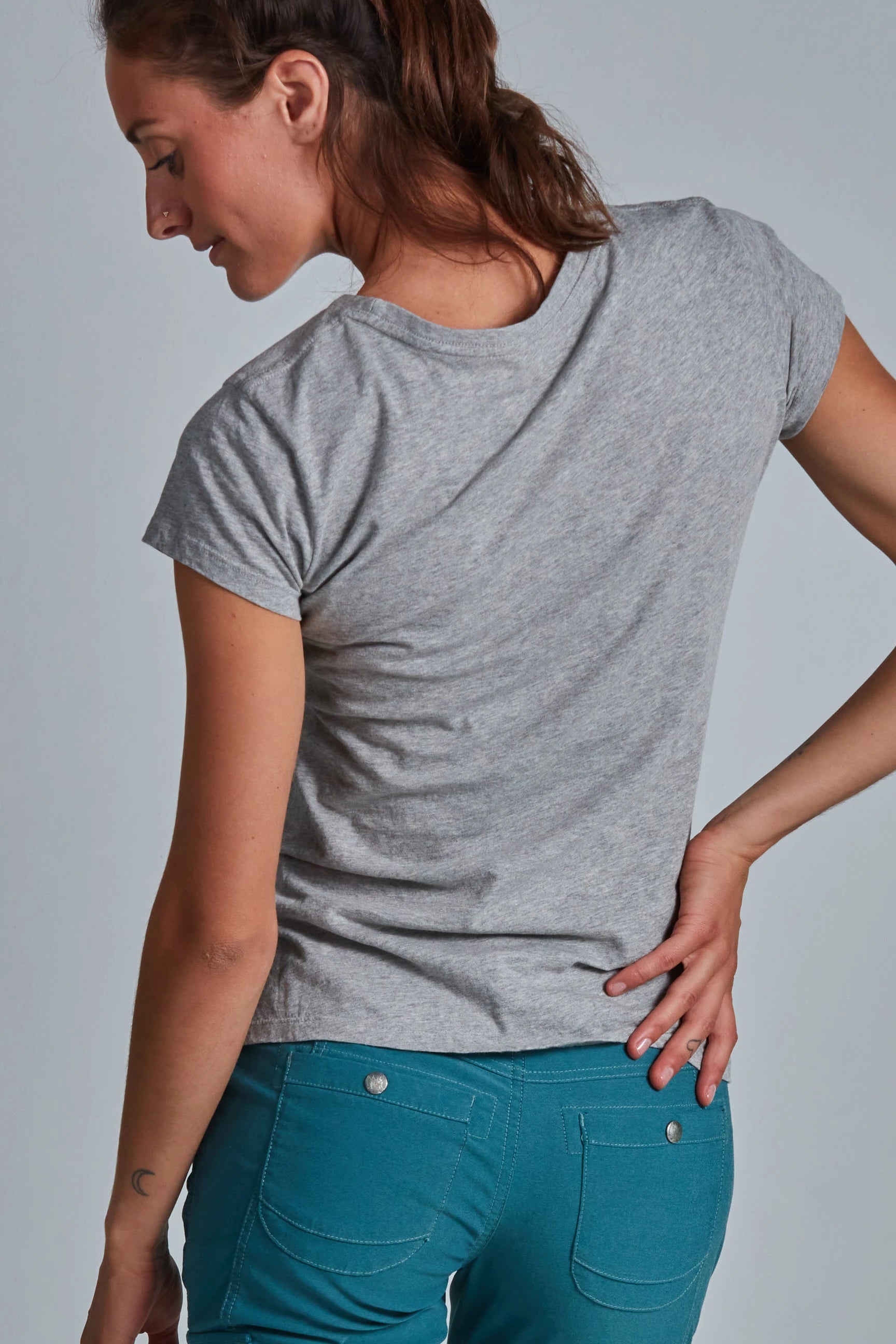 ONNO organic cotton t-shirt in Heathered Granite, Christina is 5'9" and wearing size S.