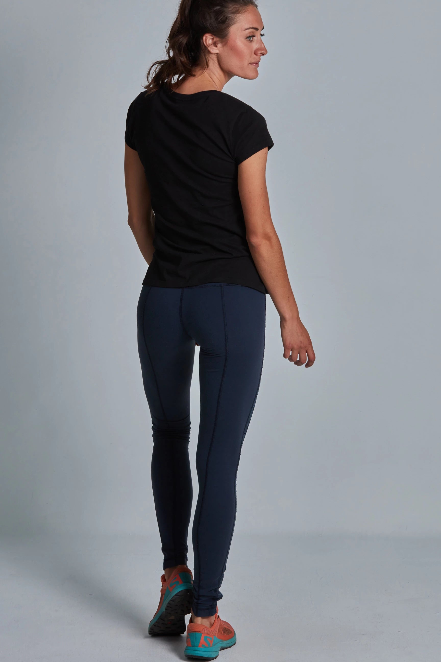 ONNO organic cotton t-shirt in Black, Christina is 5'9" and wearing size S.