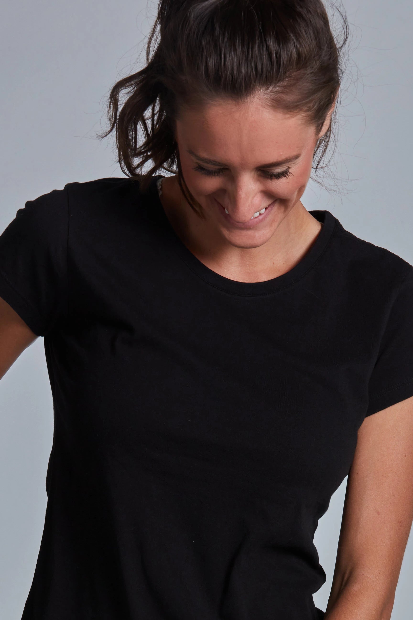 ONNO organic cotton t-shirt in Black, Christina is 5'9" and wearing size S.