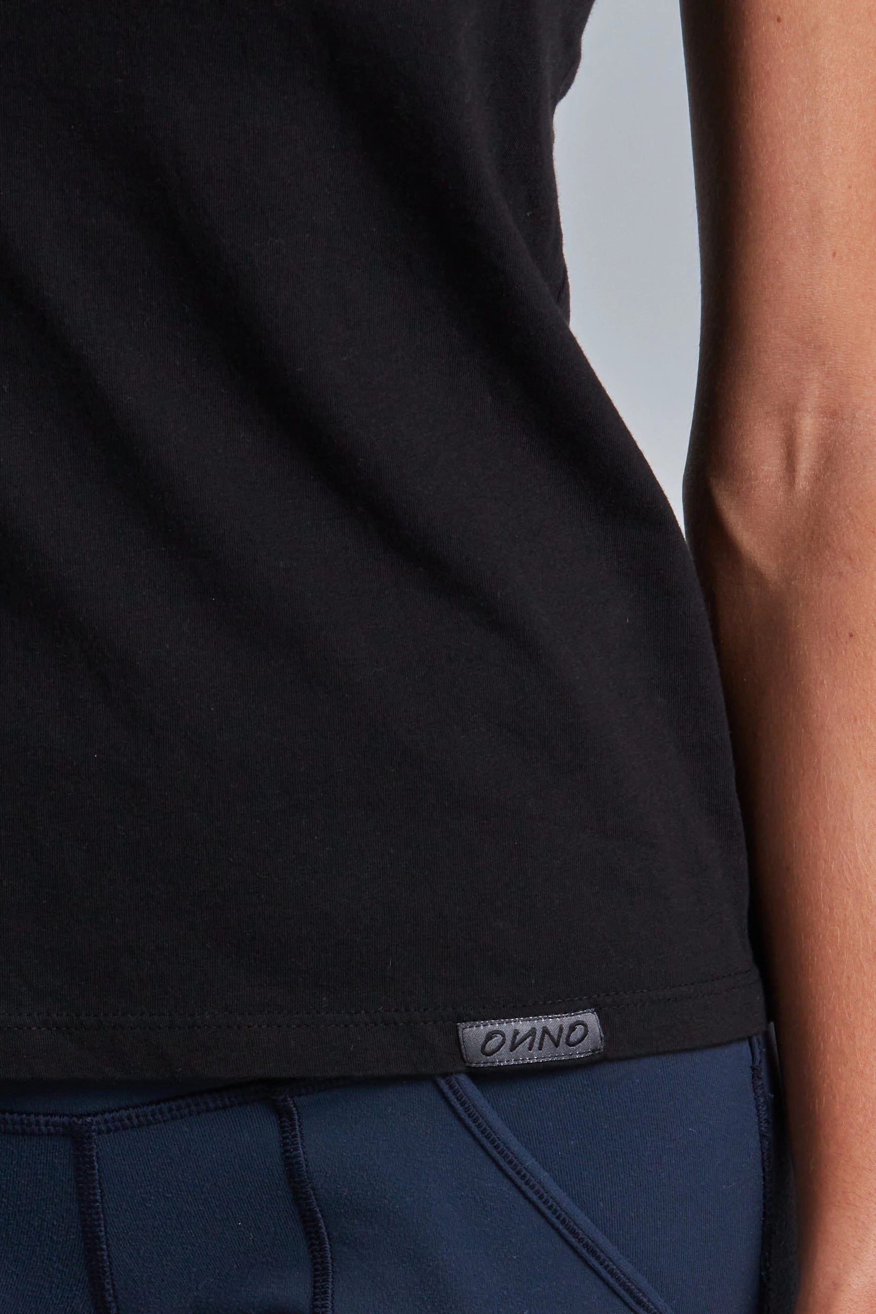 ONNO organic cotton t-shirt in Black, Christina is 5'9" and wearing size S.