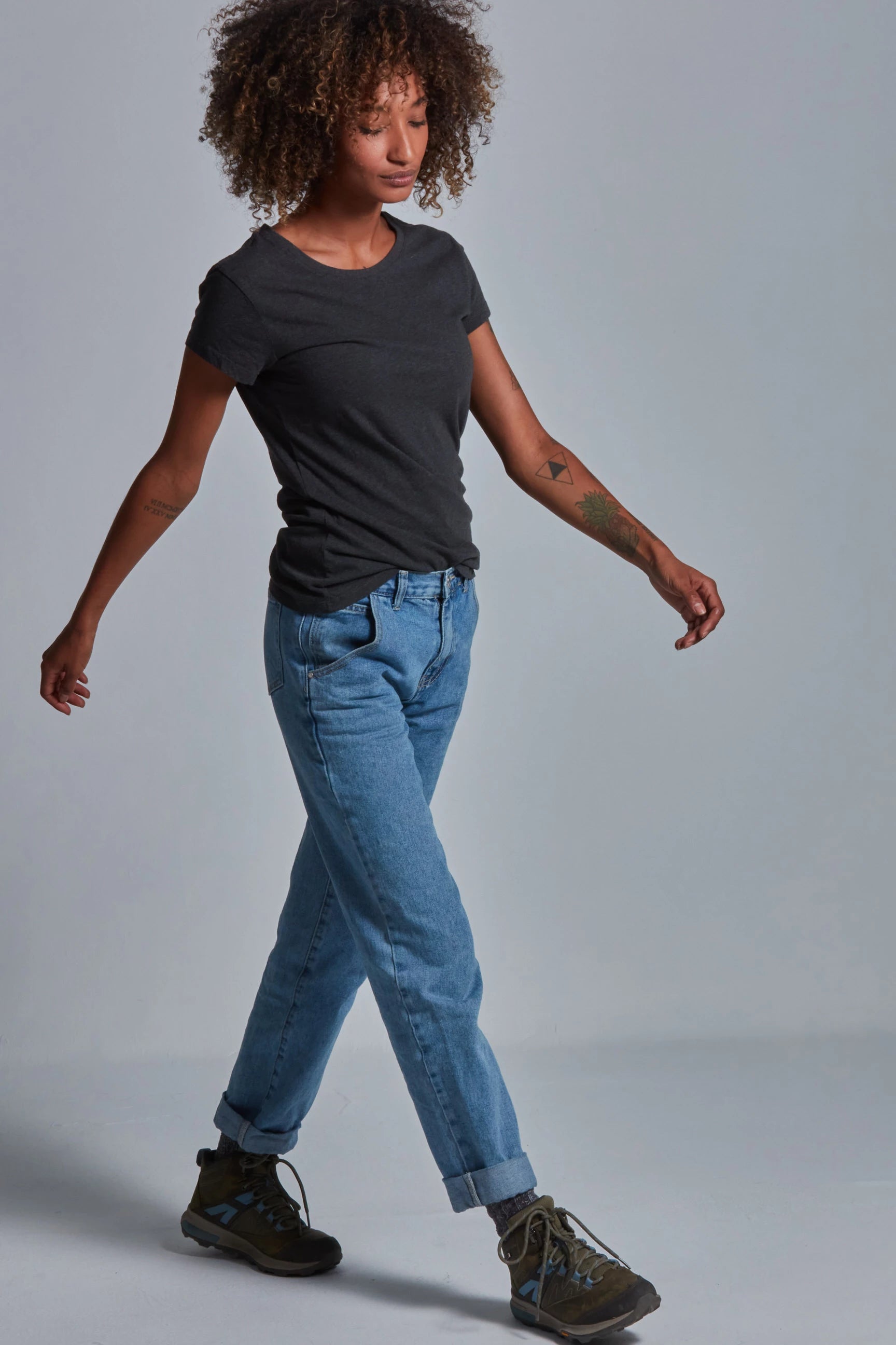 ONNO organic cotton t-shirt in Heathered Basalt, Sage is 5'7" and wearing size XS.
