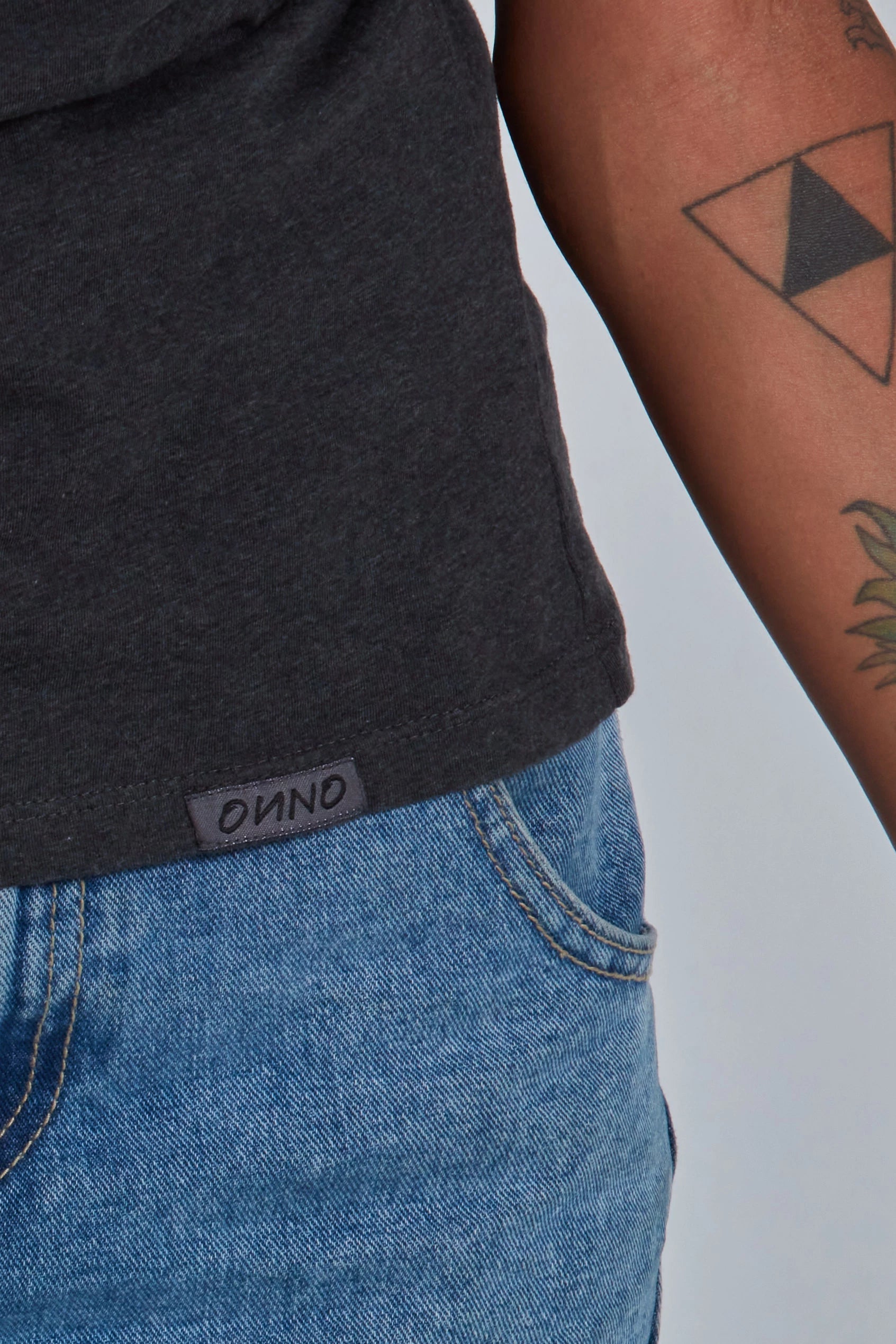 ONNO organic cotton t-shirt in Heathered Basalt, Sage is 5'7" and wearing size XS.