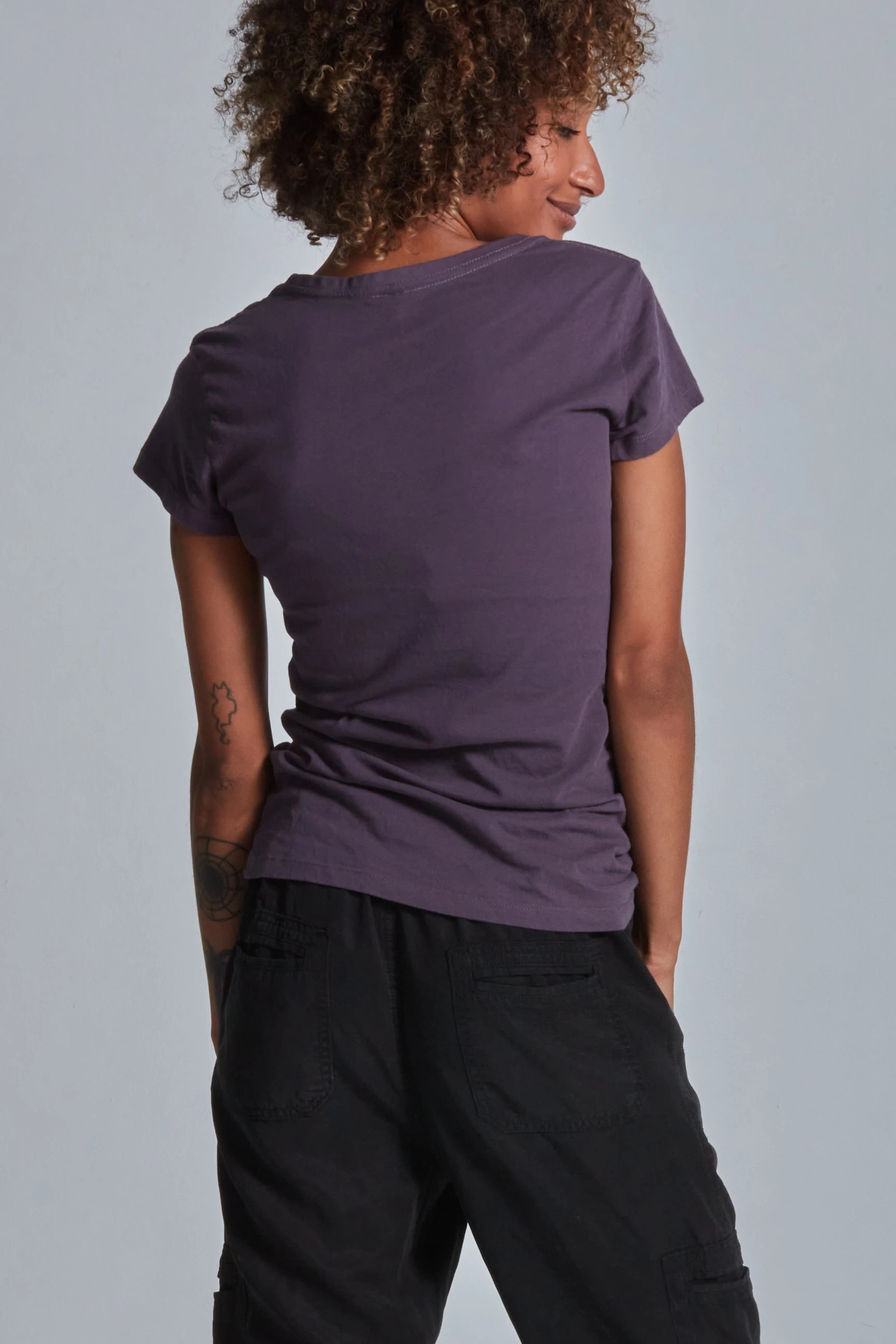 ONNO organic cotton t-shirt in Dirty Purple, Sage is 5'7" and wearing size XS.
