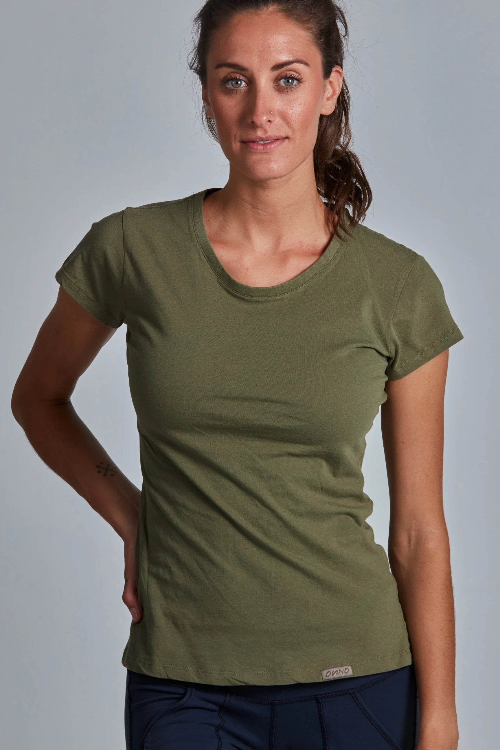ONNO organic cotton t-shirt in Cypress, Christina is 5'9" and wearing size S.