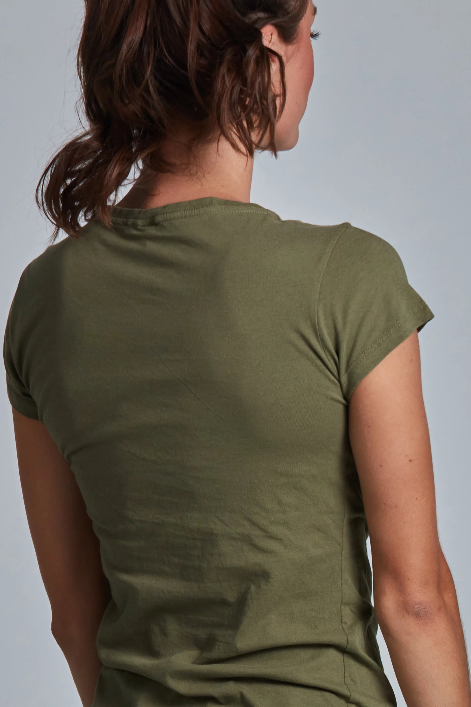 ONNO organic cotton t-shirt in Cypress, Christina is 5'9" and wearing size S.