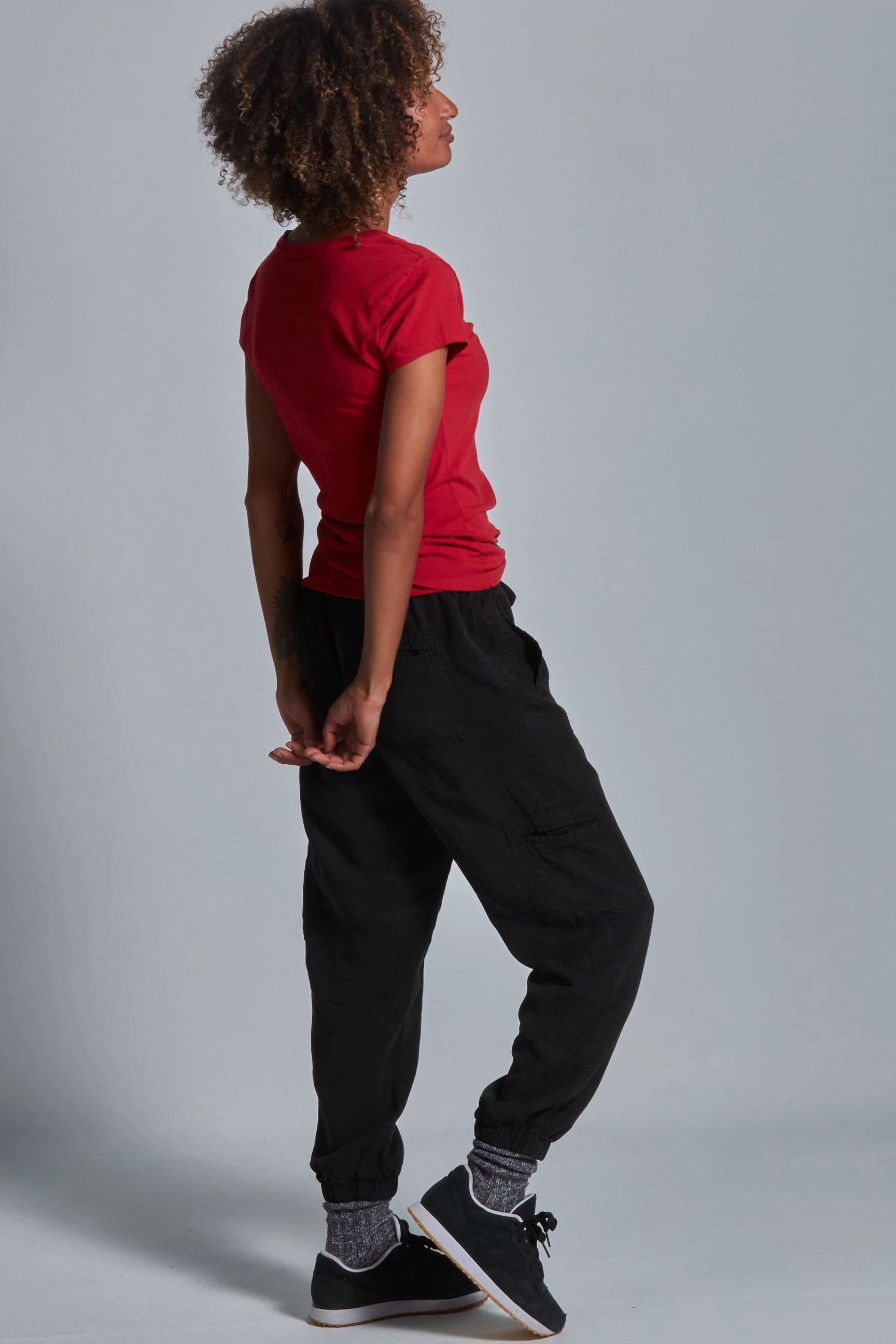 ONNO organic cotton t-shirt in Earth Red, Sage is 5'7" and wearing size XS.