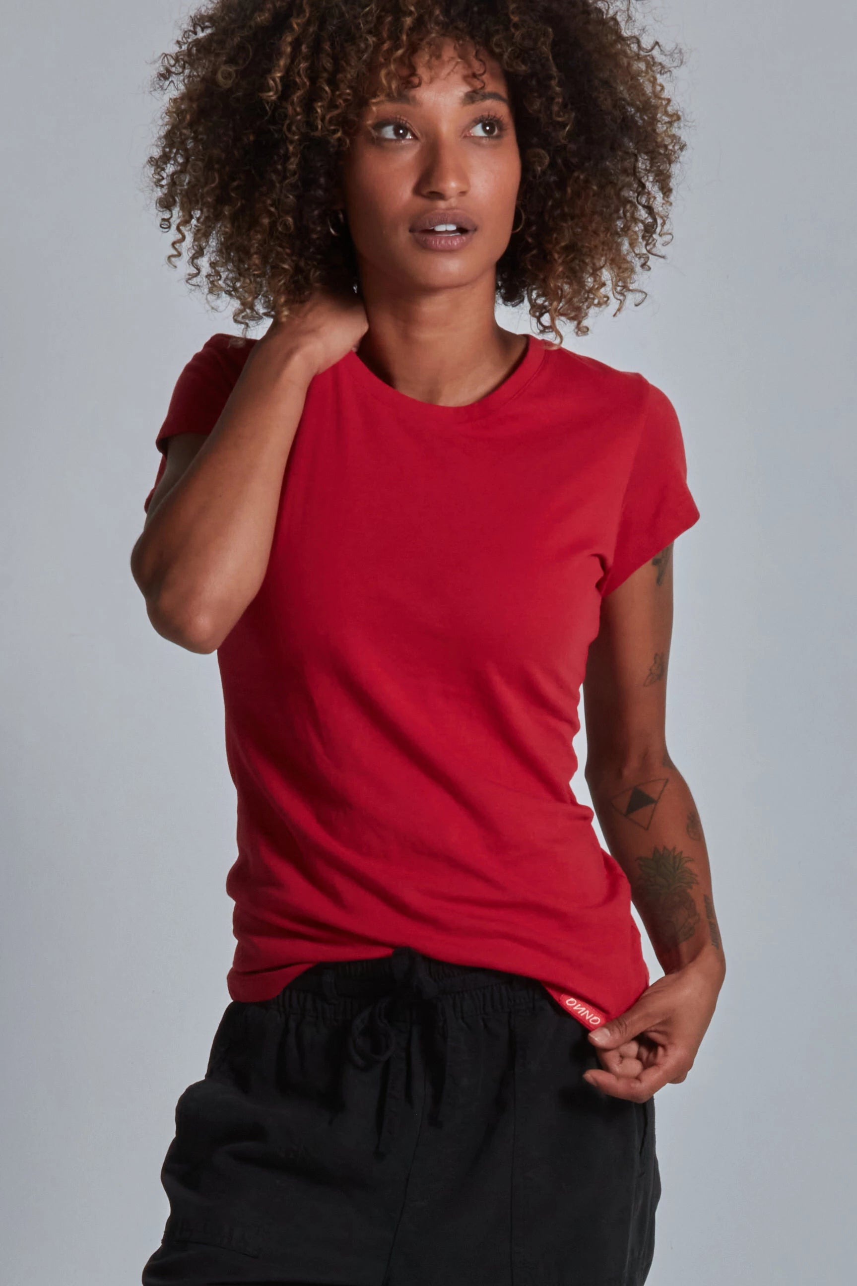 ONNO organic cotton t-shirt in Earth Red, Sage is 5'7" and wearing size XS.