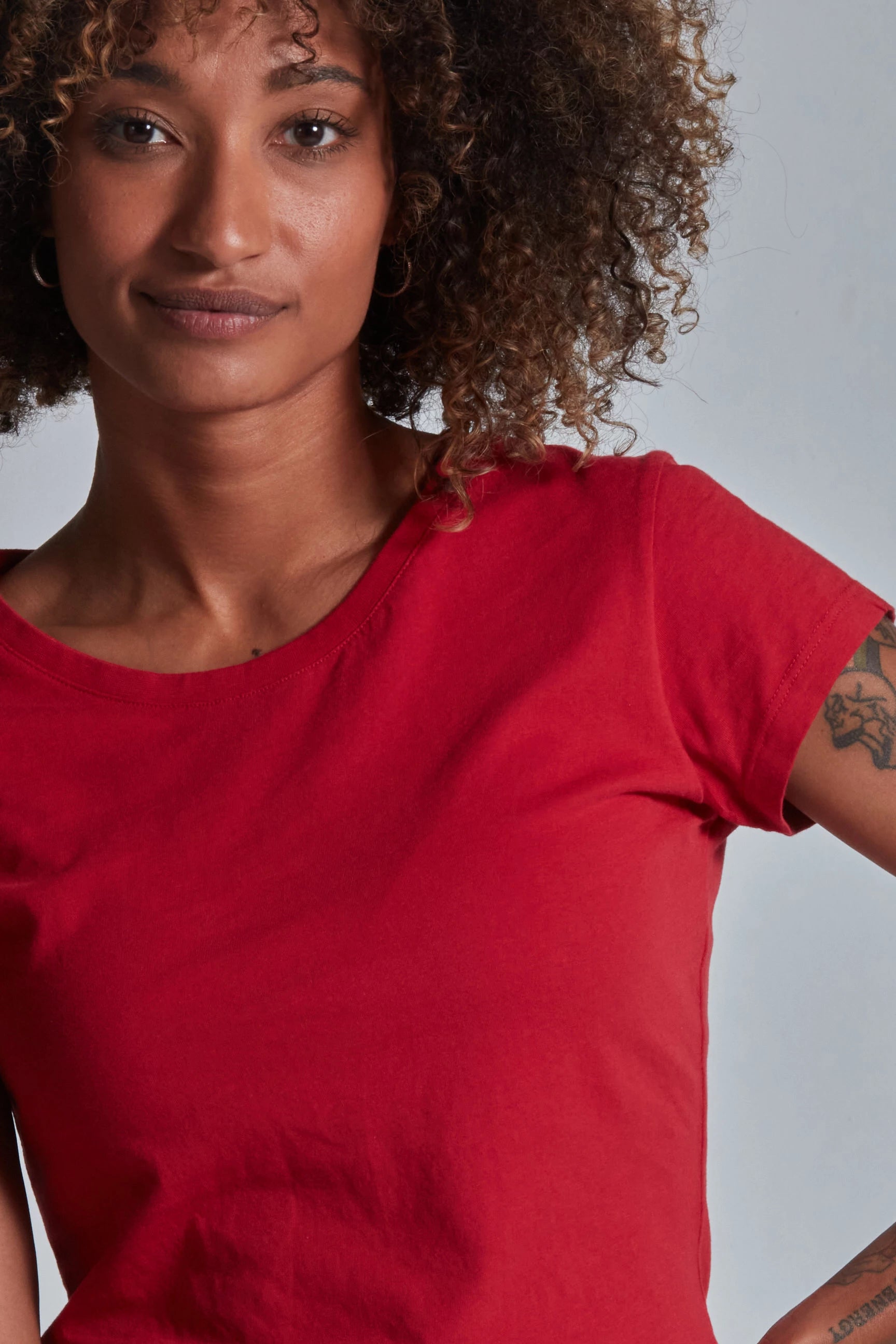 ONNO organic cotton t-shirt in Earth Red, Sage is 5'7" and wearing size XS.