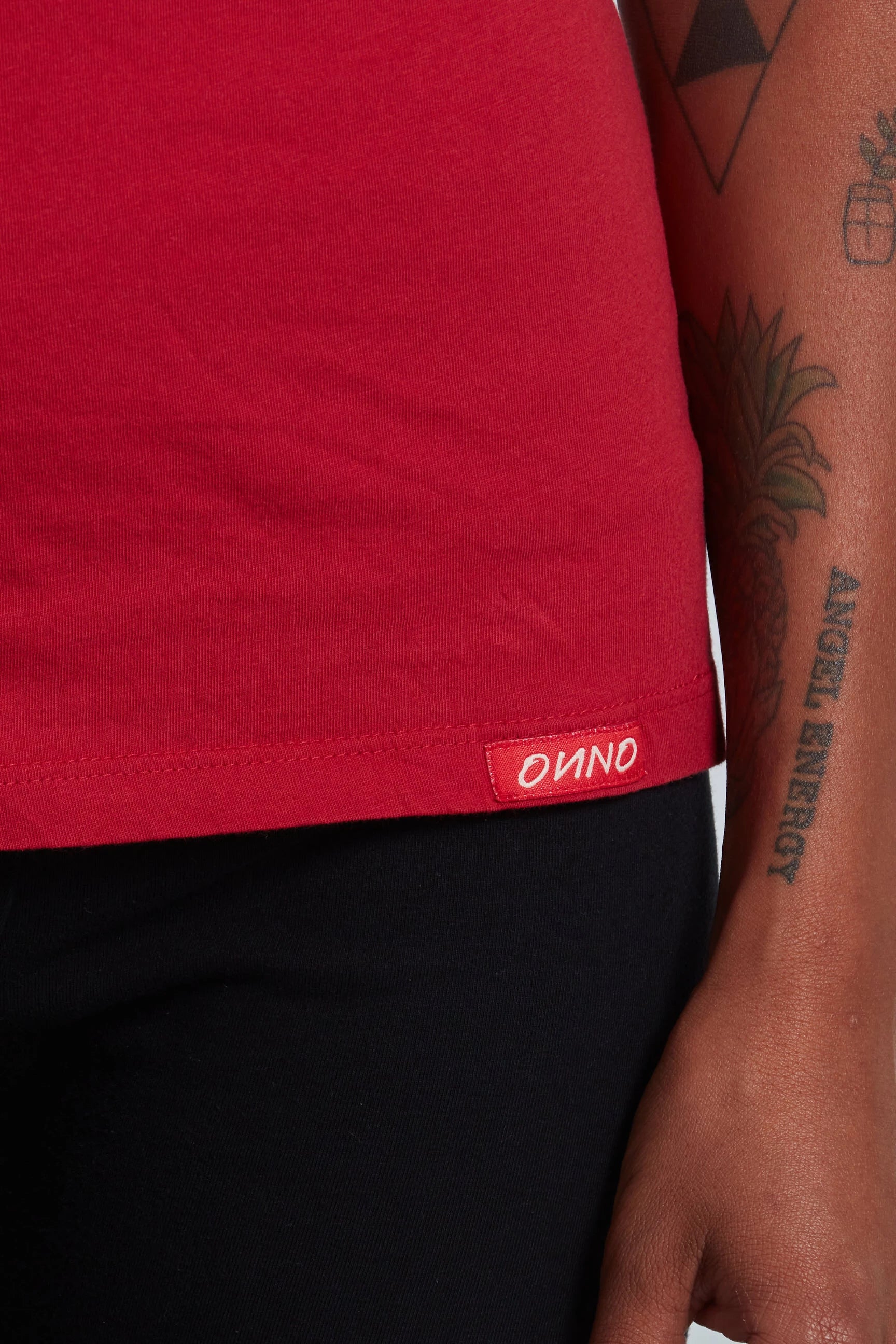 ONNO organic cotton t-shirt in Earth Red, Sage is 5'7" and wearing size XS.