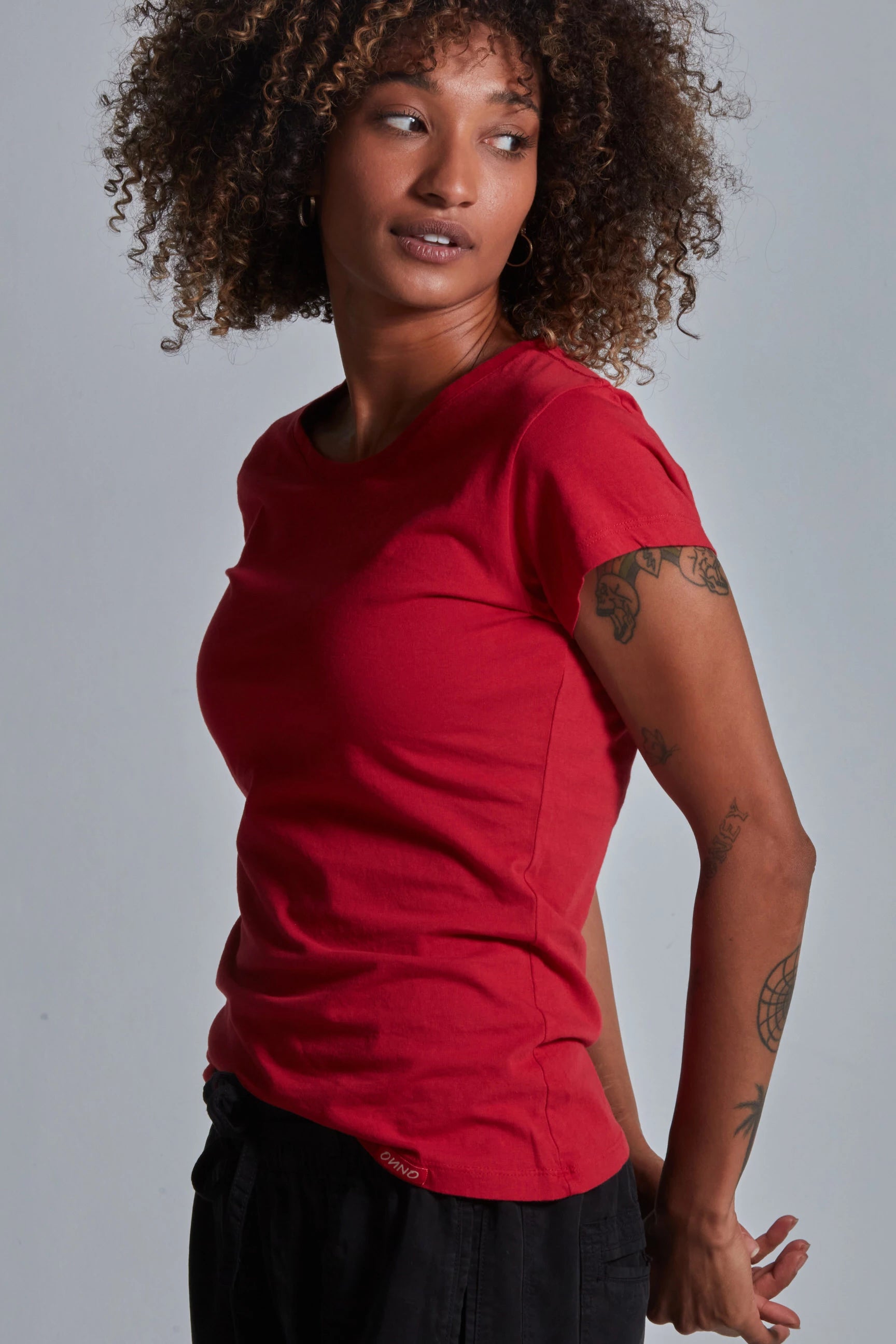 ONNO organic cotton t-shirt in Earth Red, Sage is 5'7" and wearing size XS.