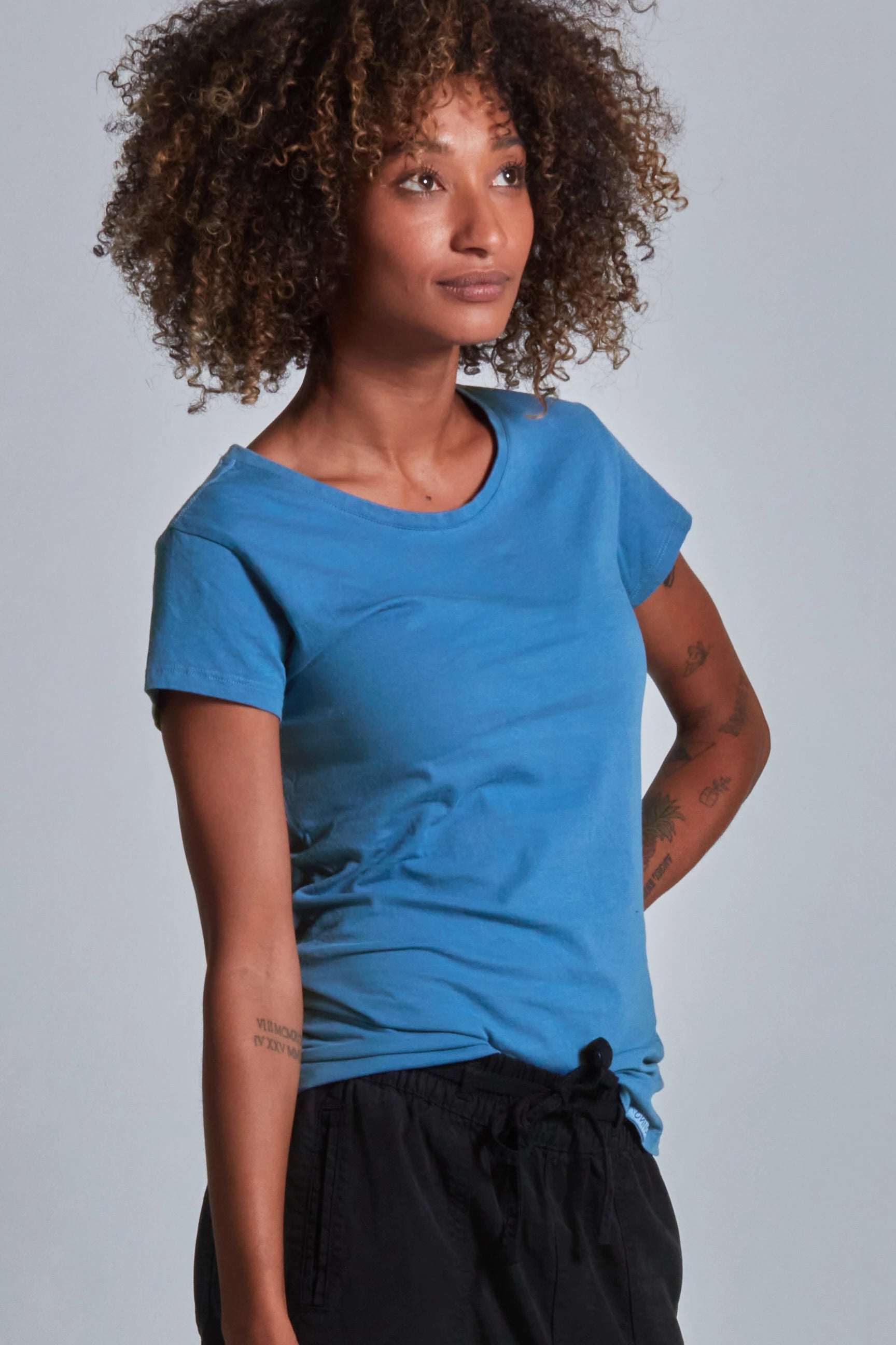 ONNO organic cotton t-shirt in Sea Blue, Sage is 5'7" and wearing size XS.