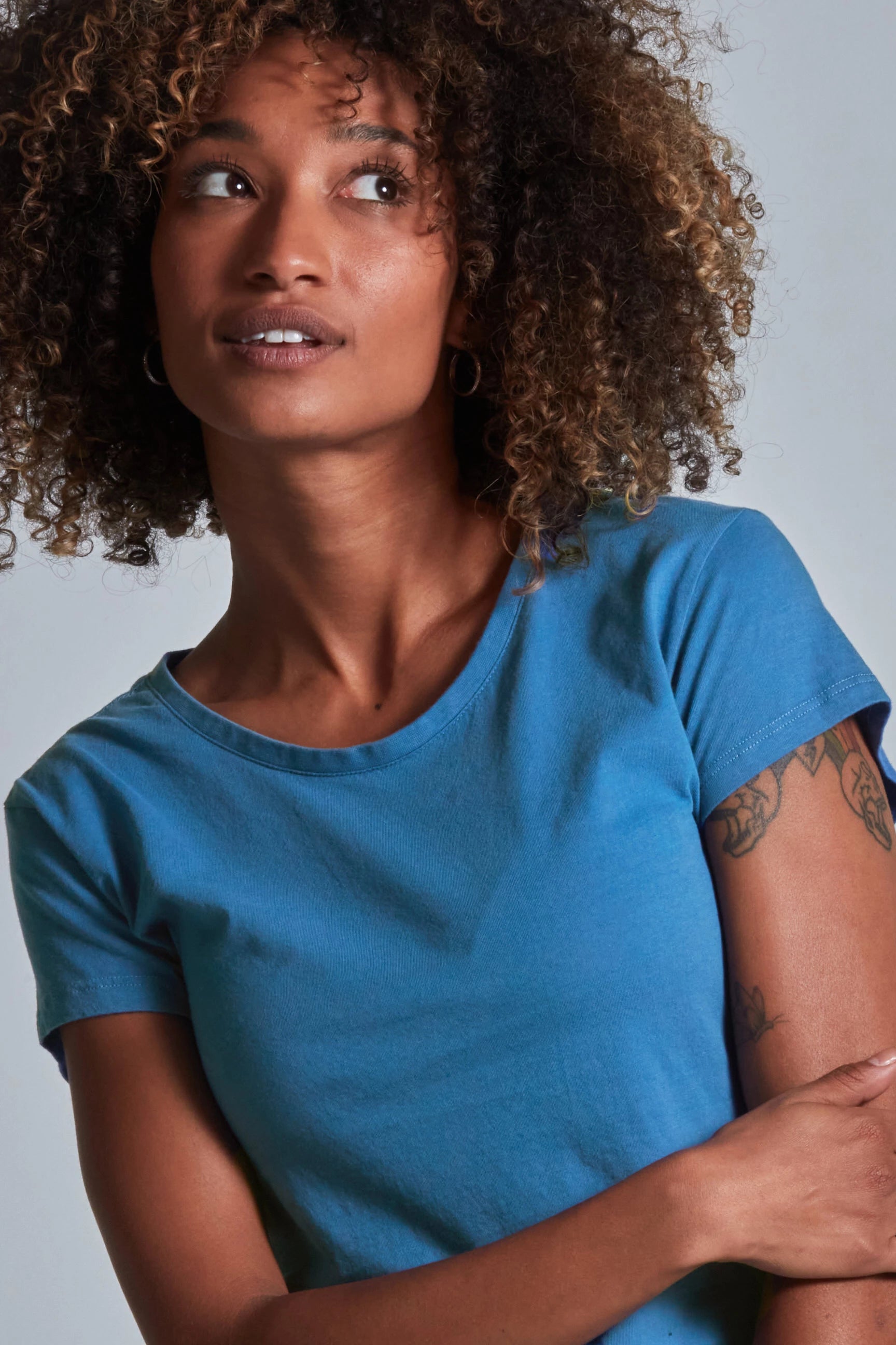 ONNO organic cotton t-shirt in Sea Blue, Sage is 5'7" and wearing size XS.