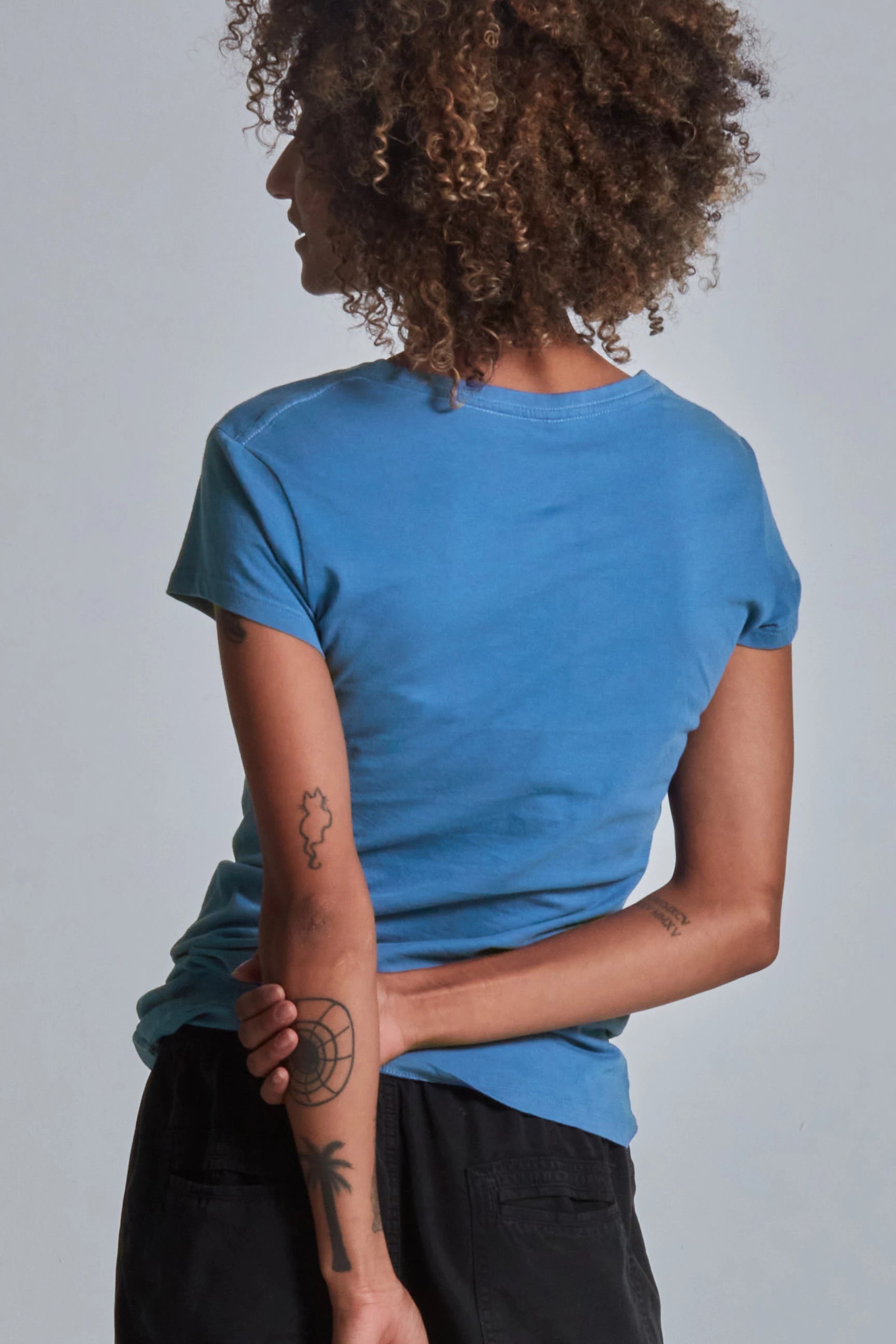 ONNO organic cotton t-shirt in Sea Blue, Sage is 5'7" and wearing size XS.