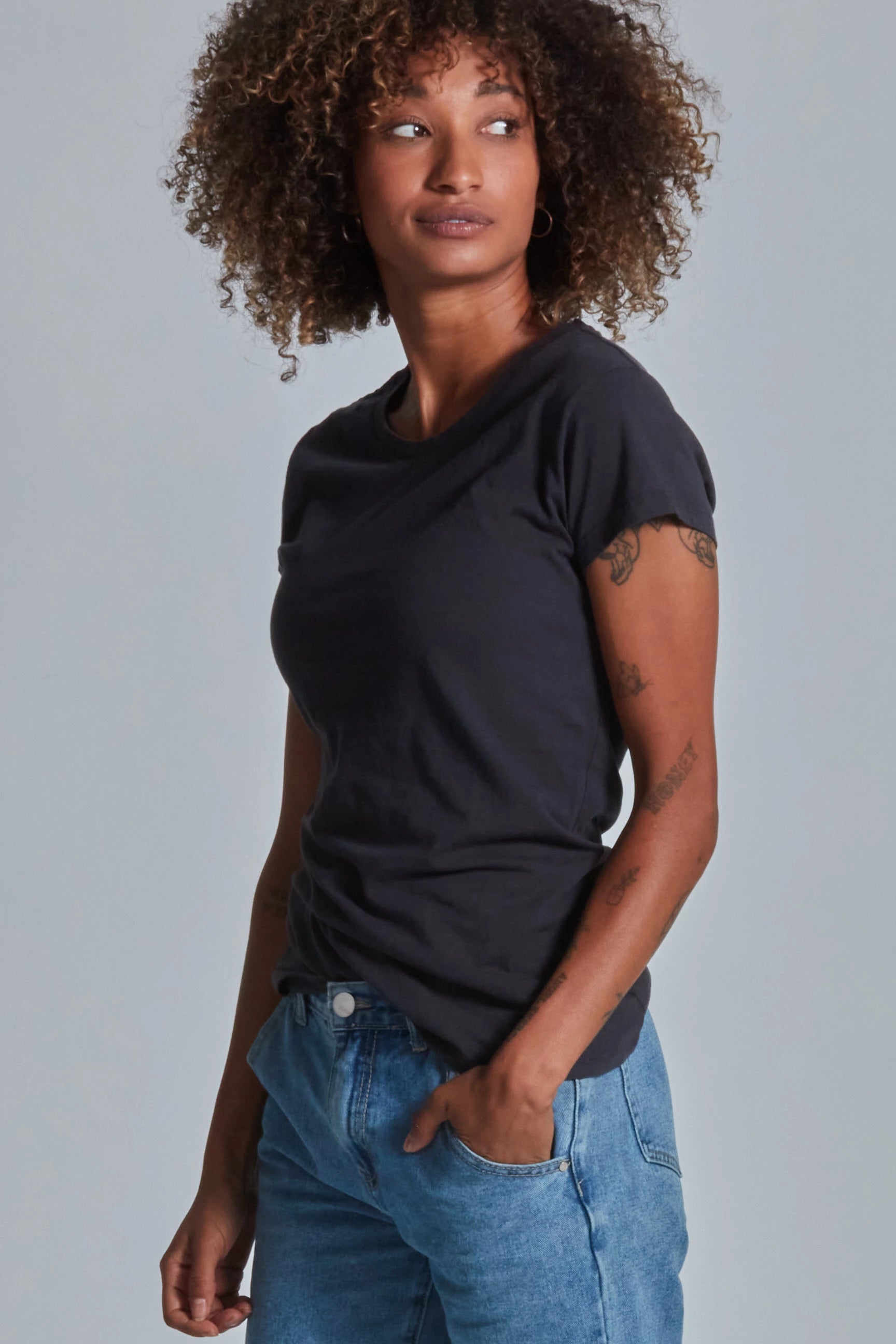 ONNO organic cotton t-shirt in Charcoal Blue, Sage is 5'7" and wearing size XS.