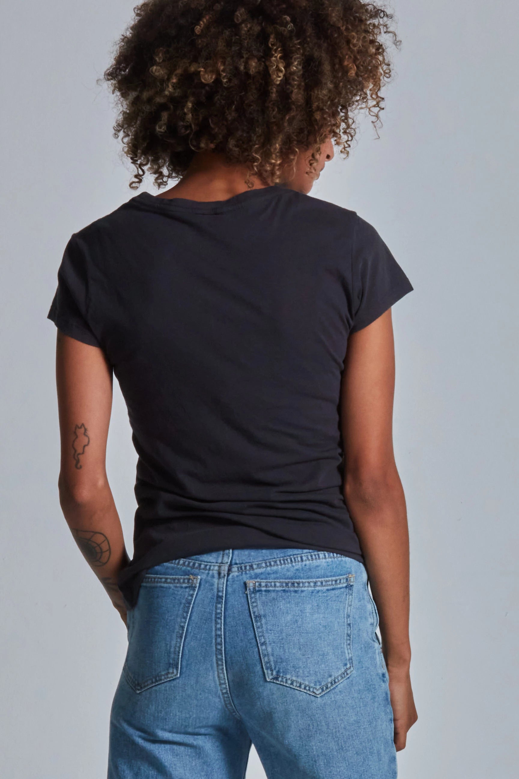 ONNO organic cotton t-shirt in Charcoal Blue, Sage is 5'7" and wearing size XS.