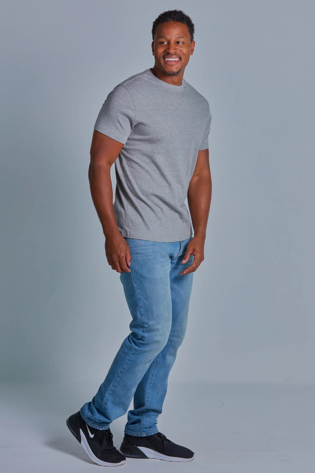 ONNO pima cotton t-shirt in Heathered Granite, Golden is 6'0" and wearing size L.
